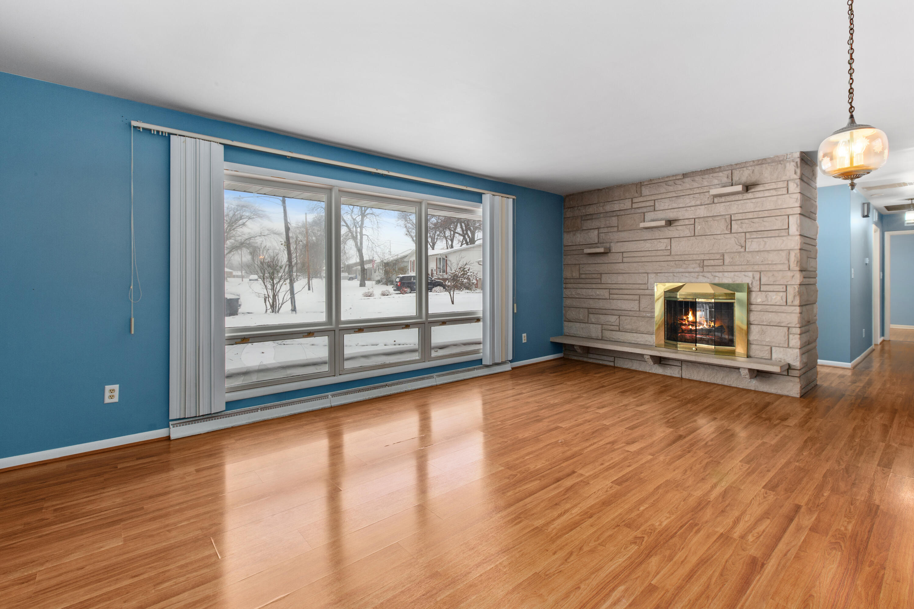 325 California Place