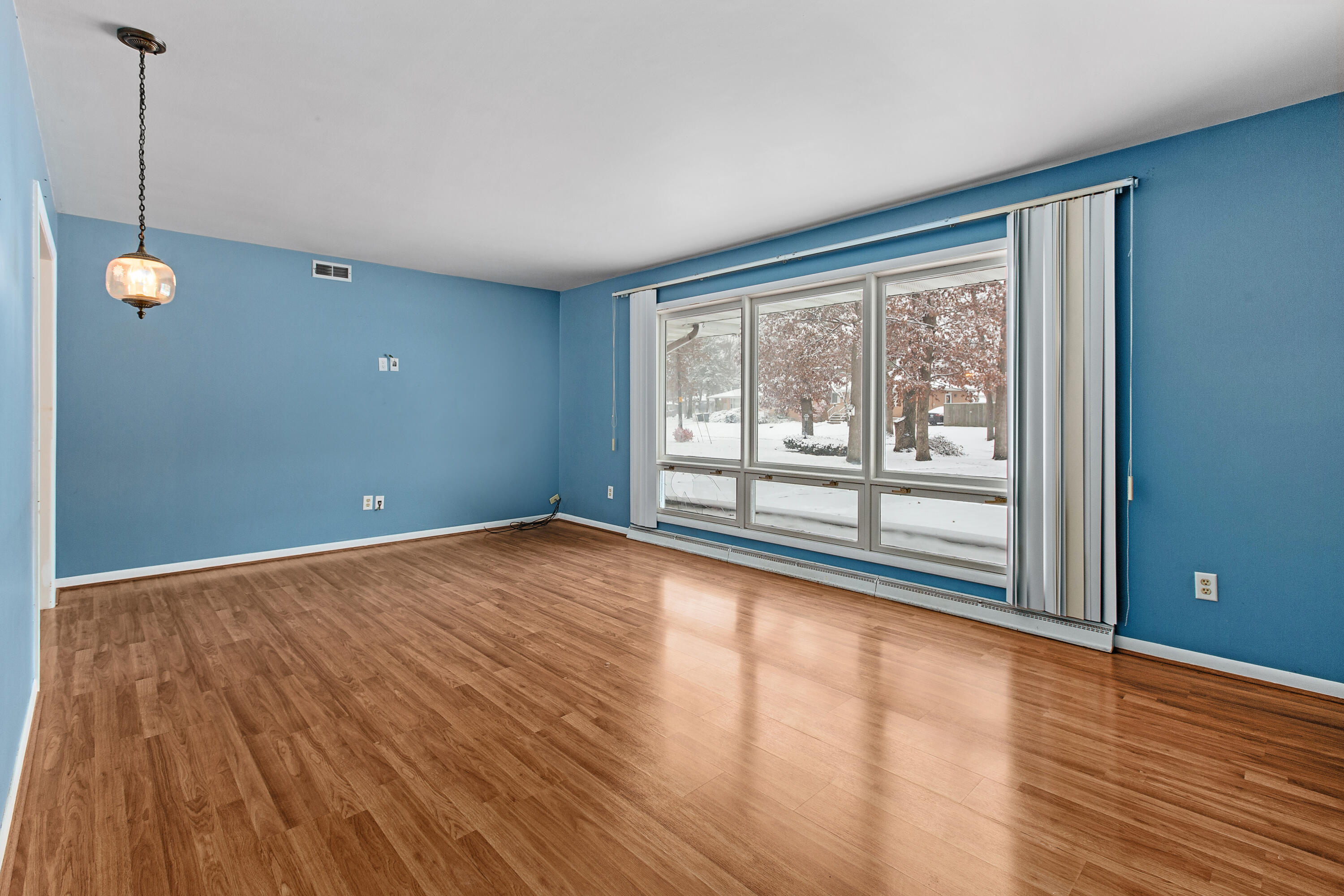 325 California Place