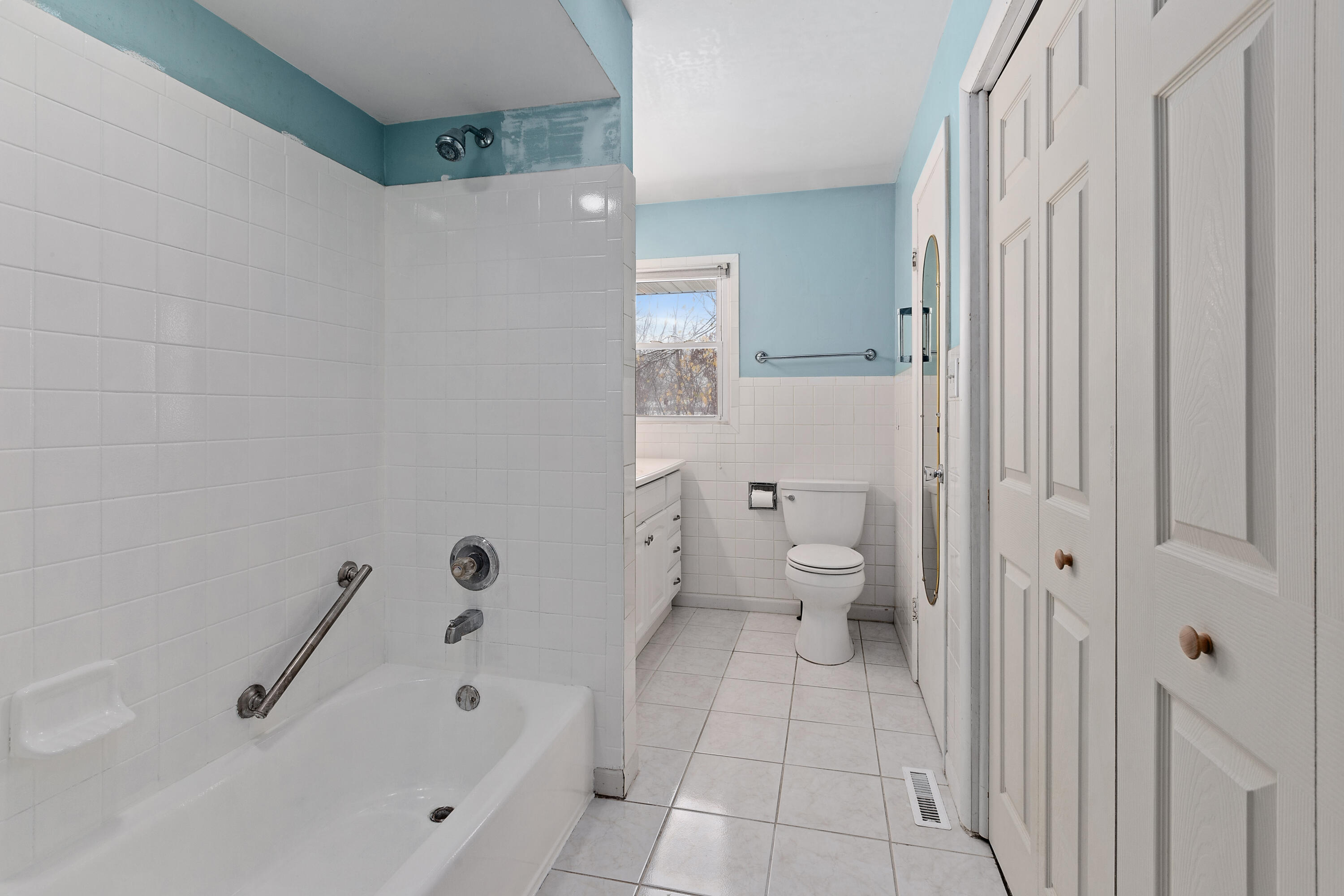 325 California Place