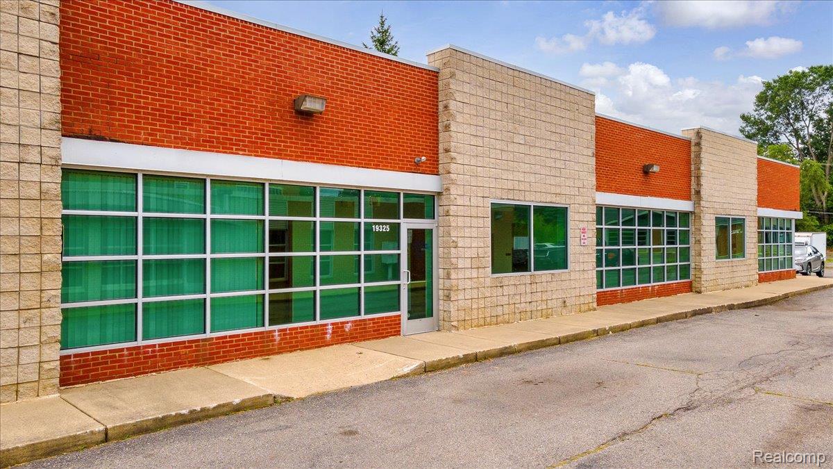 19323 Farmington Road