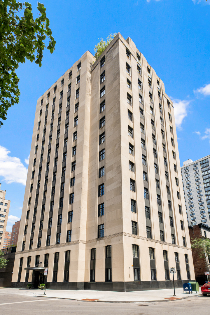 1301 N Astor Street Unit: PH