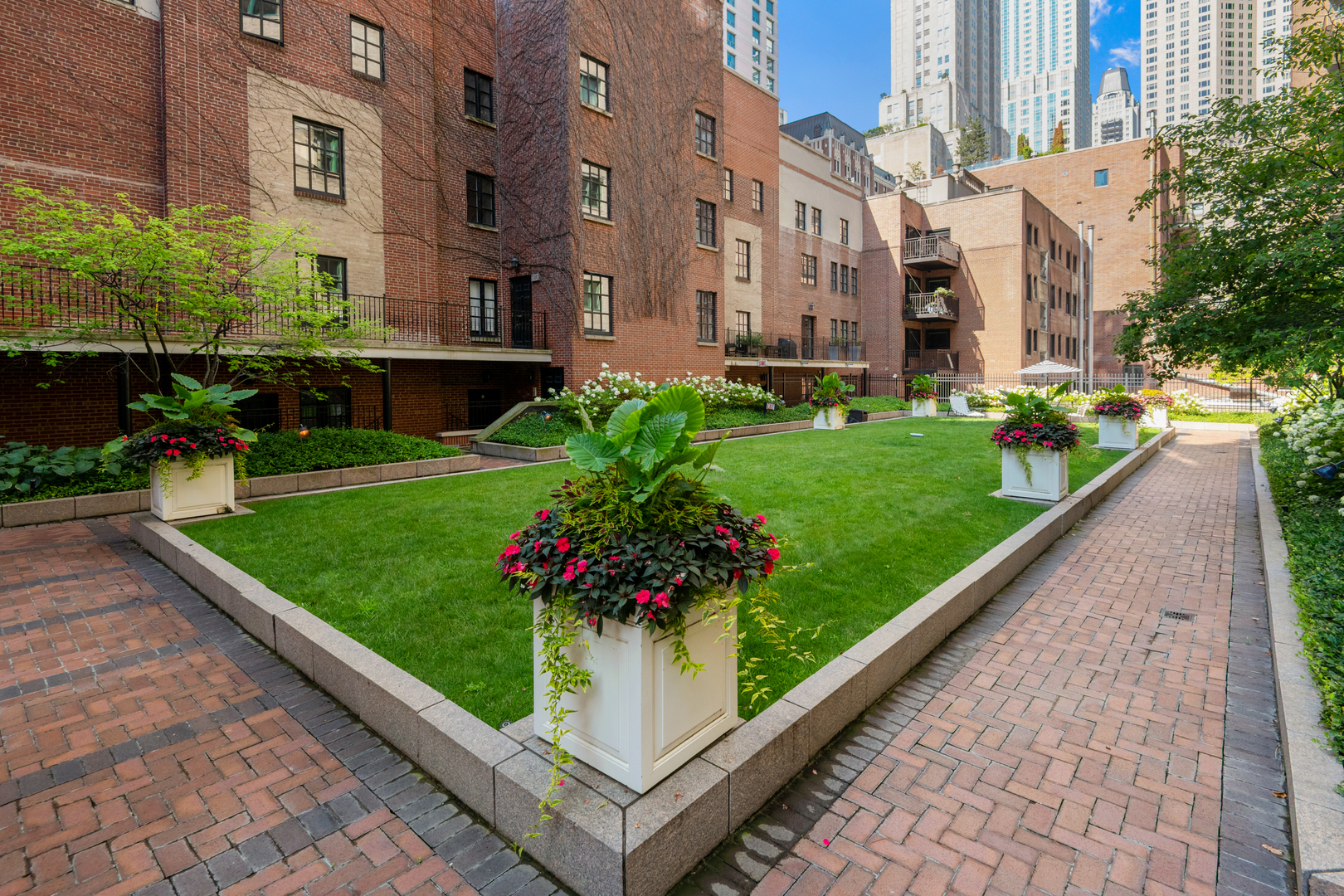 209 E LAKE SHORE Drive Unit: 14