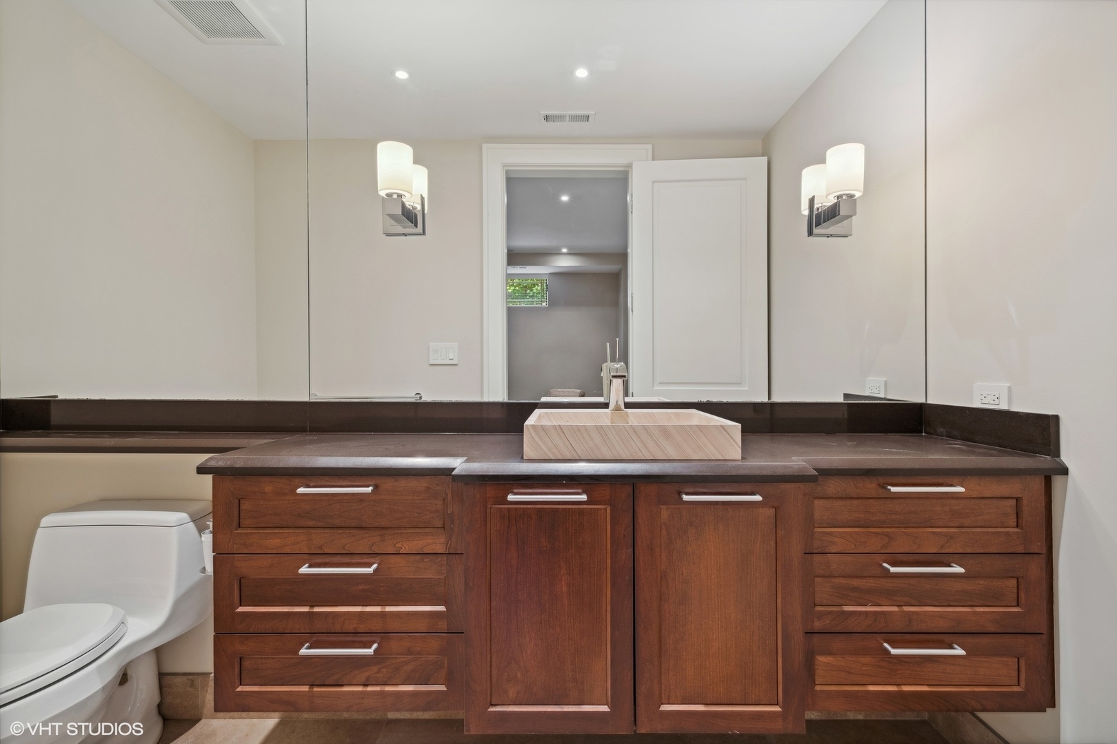 819 W Castlewood Terrace