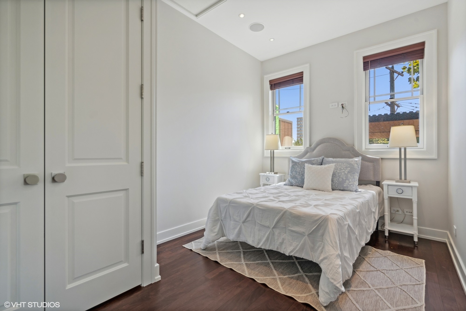 819 W Castlewood Terrace