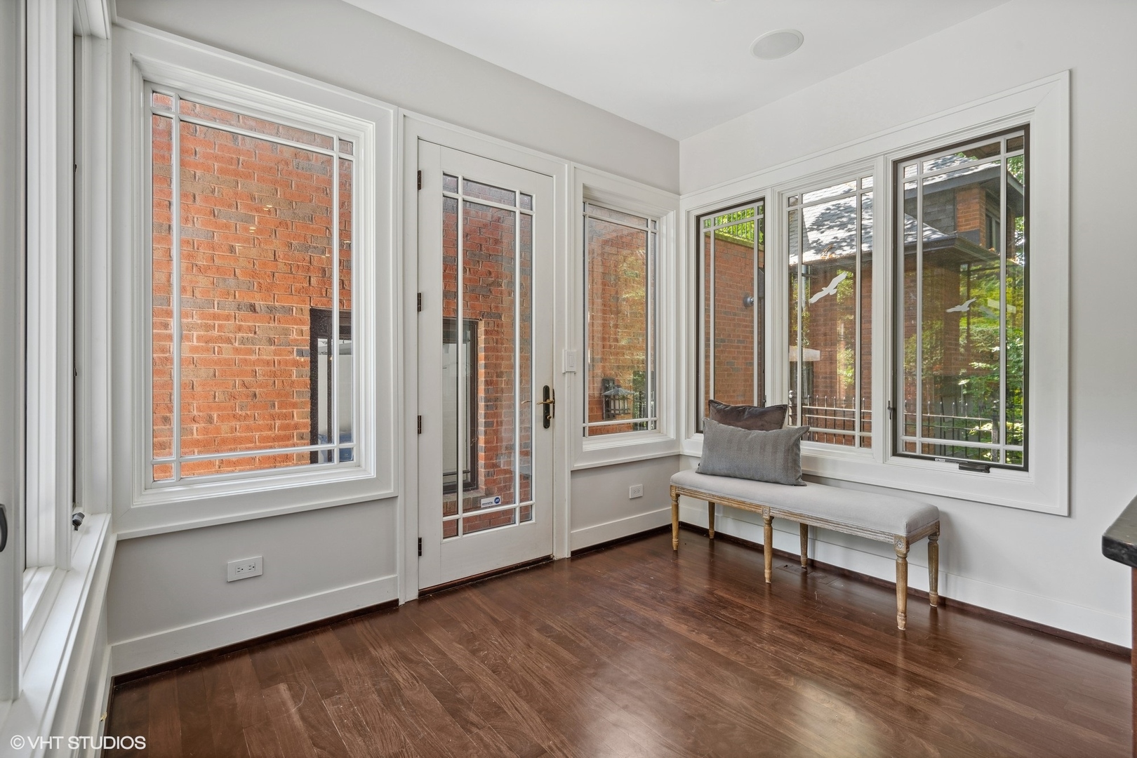 819 W Castlewood Terrace