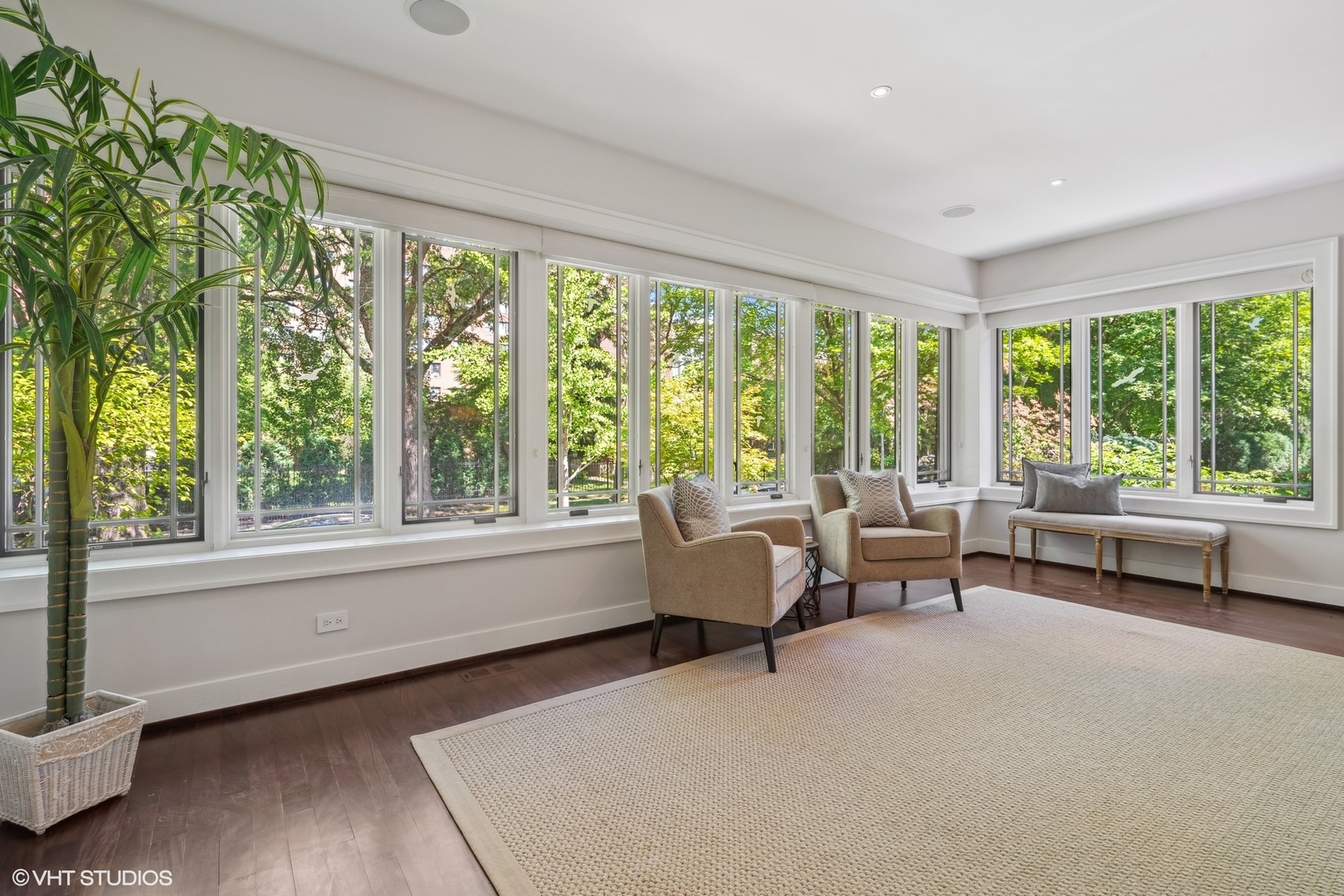 819 W Castlewood Terrace