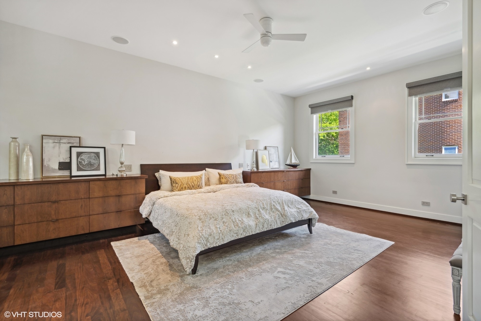 819 W Castlewood Terrace