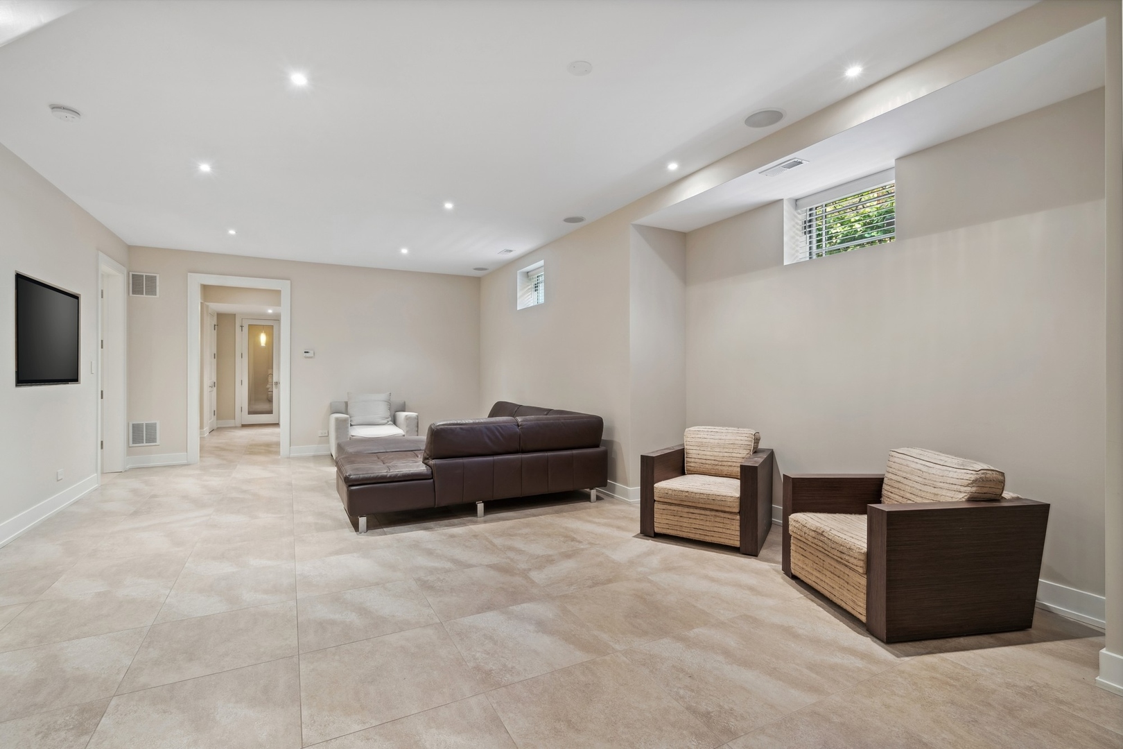 819 W Castlewood Terrace