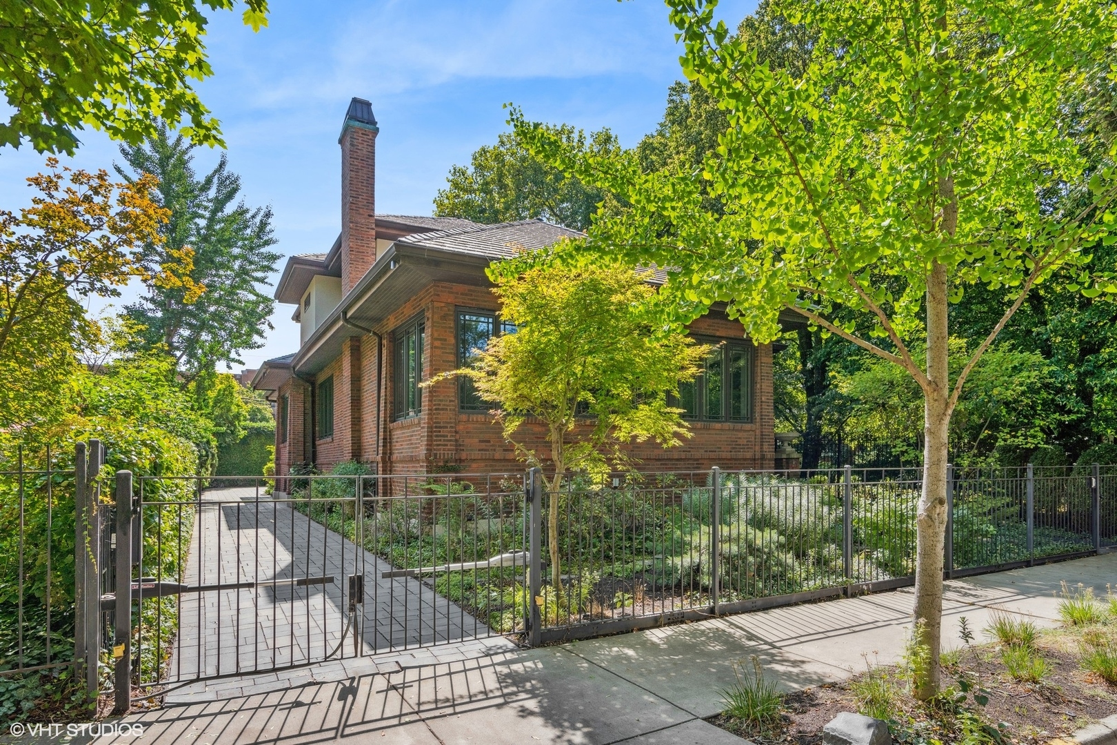 819 W Castlewood Terrace