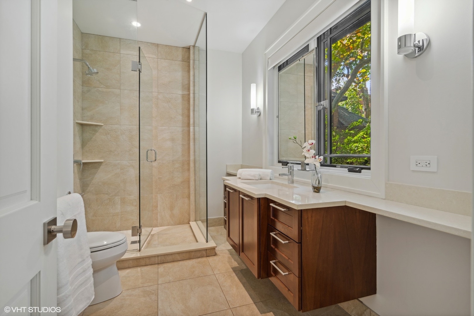 819 W Castlewood Terrace