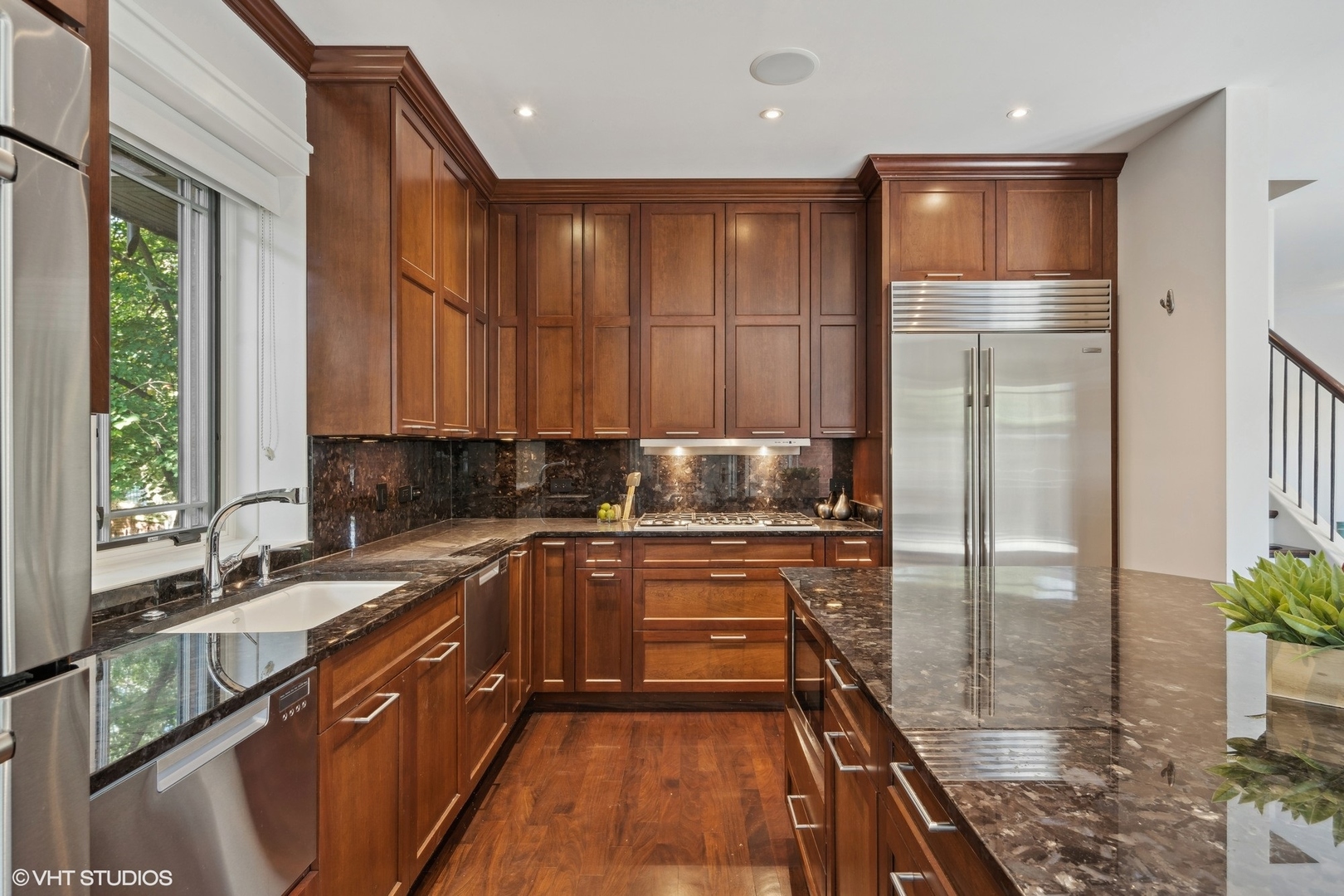 819 W Castlewood Terrace