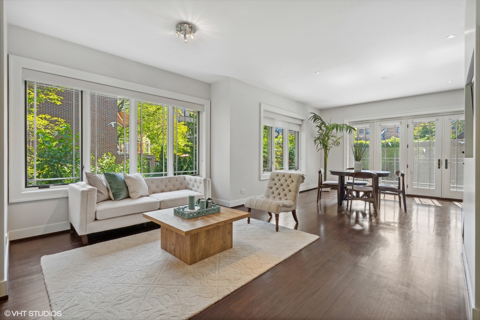 819 W Castlewood Terrace