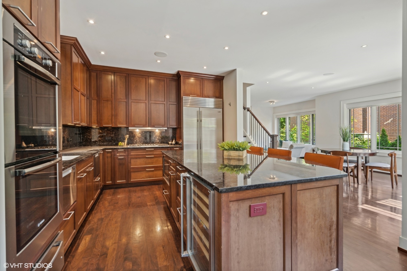 819 W Castlewood Terrace