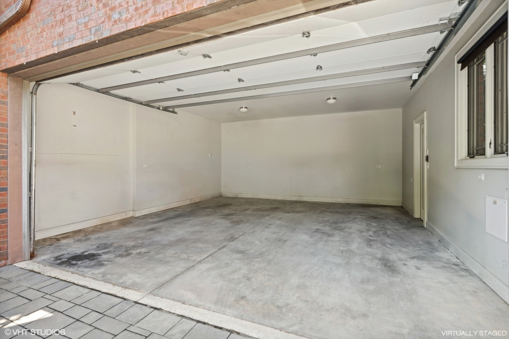 819 W Castlewood Terrace