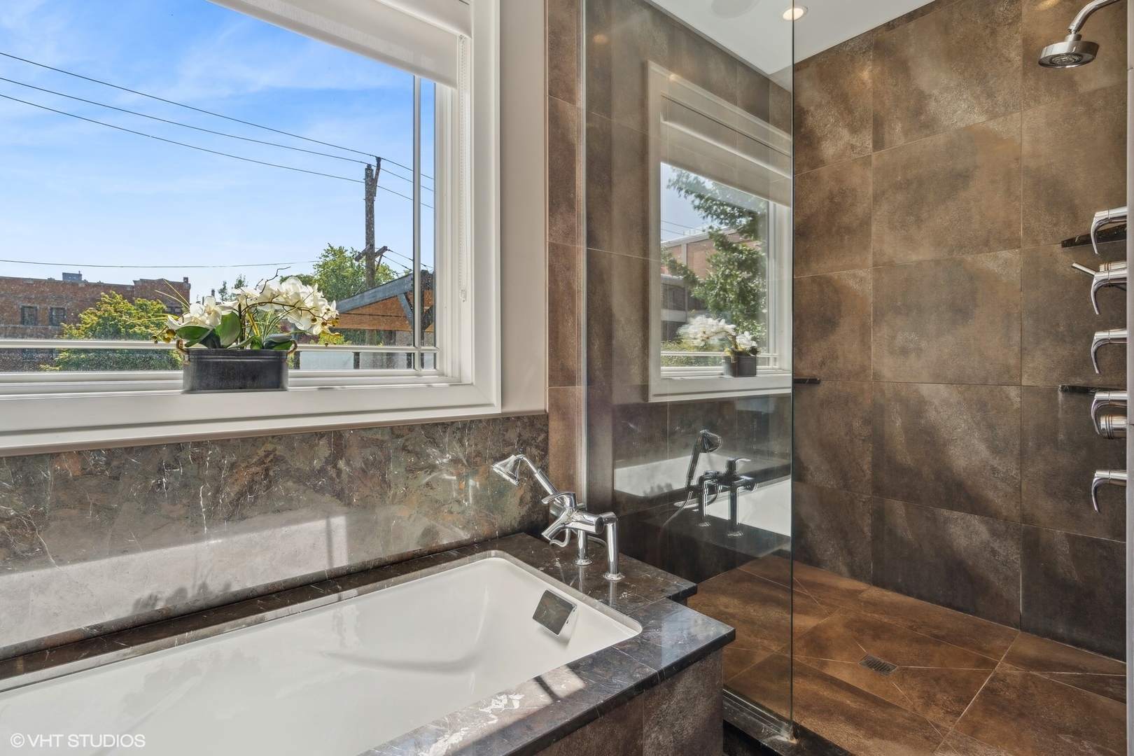 819 W Castlewood Terrace