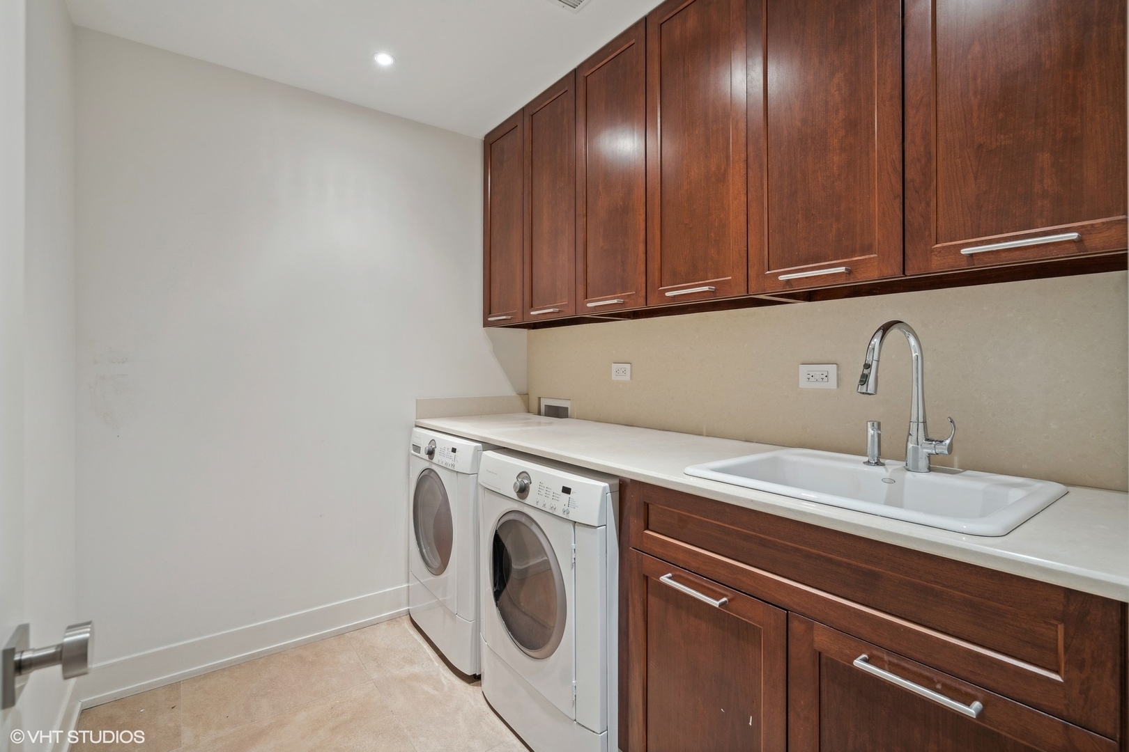 819 W Castlewood Terrace