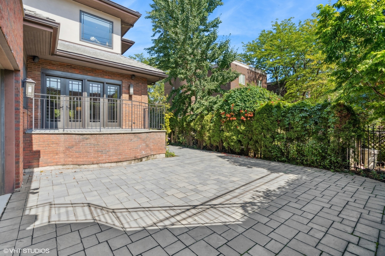 819 W Castlewood Terrace