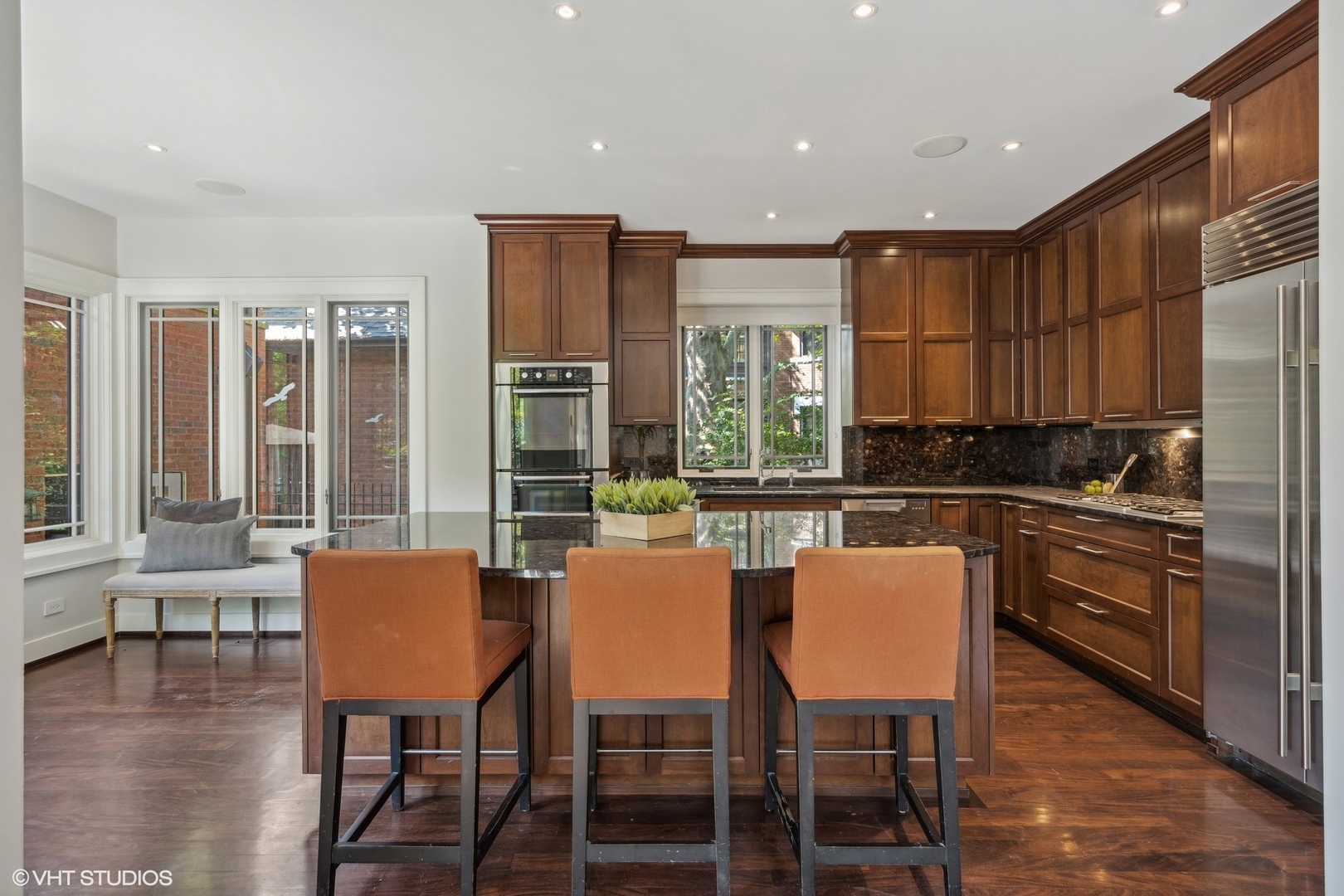 819 W Castlewood Terrace