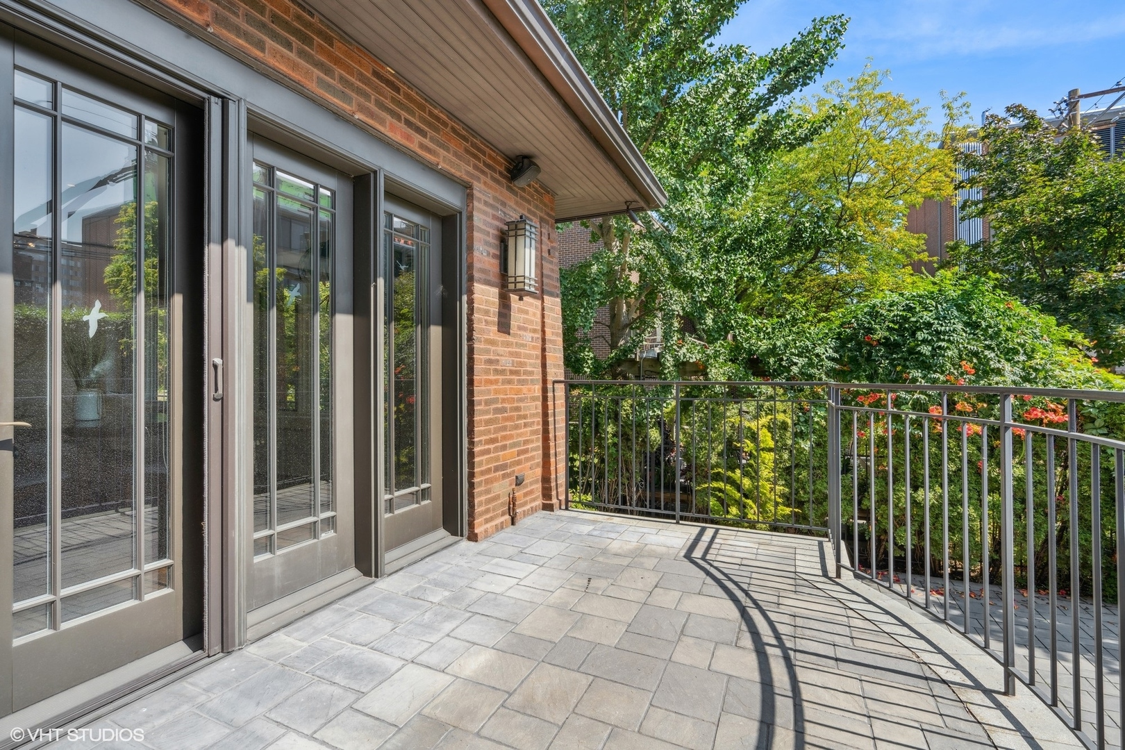 819 W Castlewood Terrace