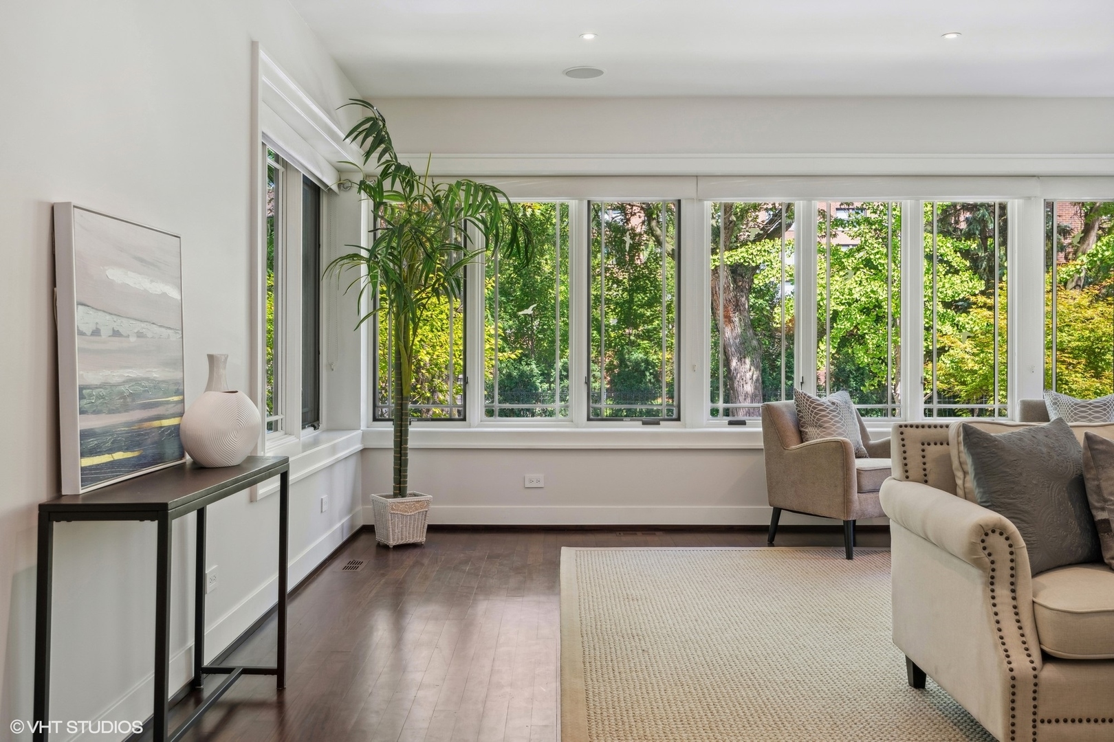 819 W Castlewood Terrace