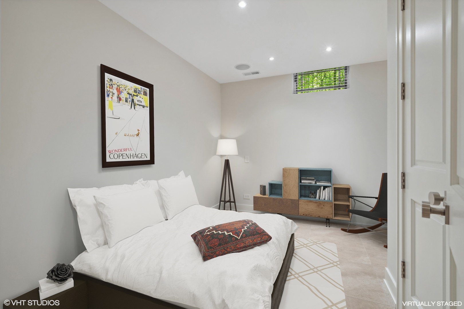 819 W Castlewood Terrace