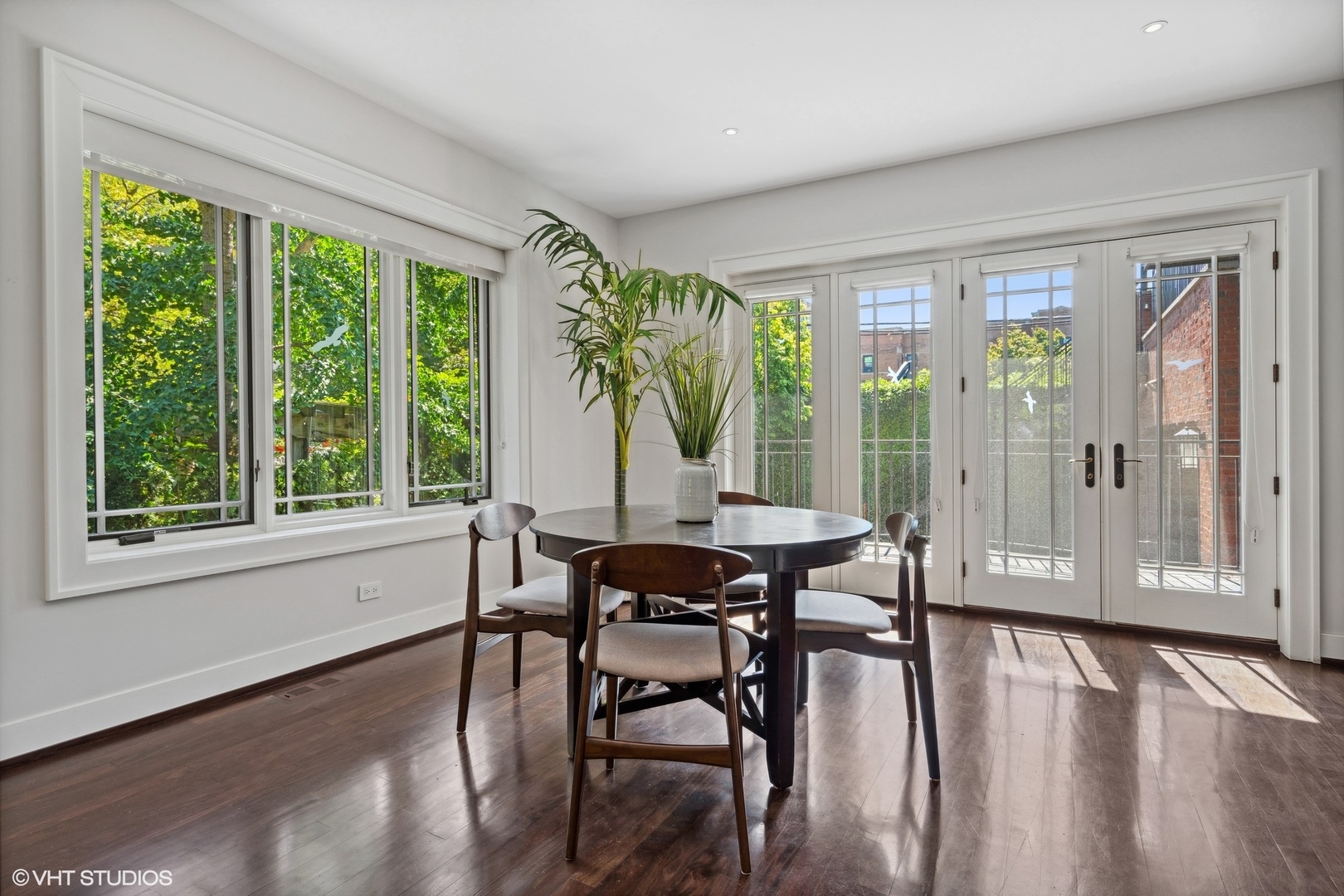 819 W Castlewood Terrace