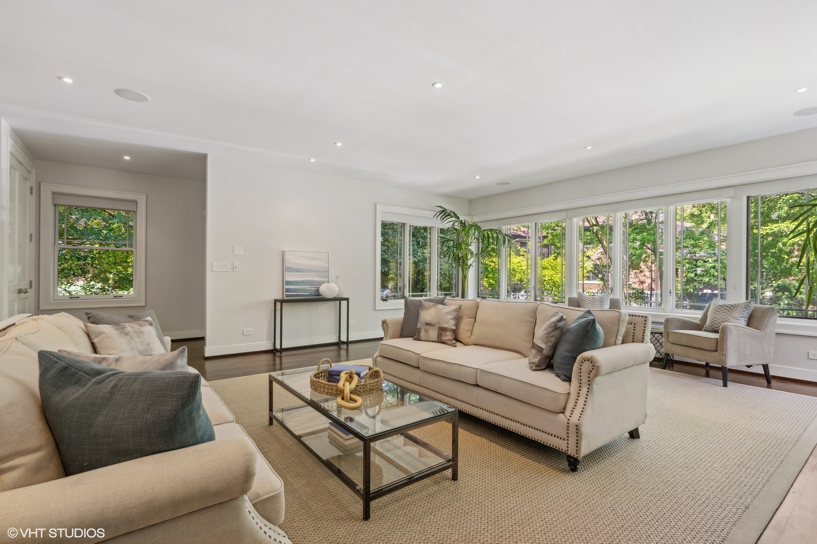 819 W Castlewood Terrace