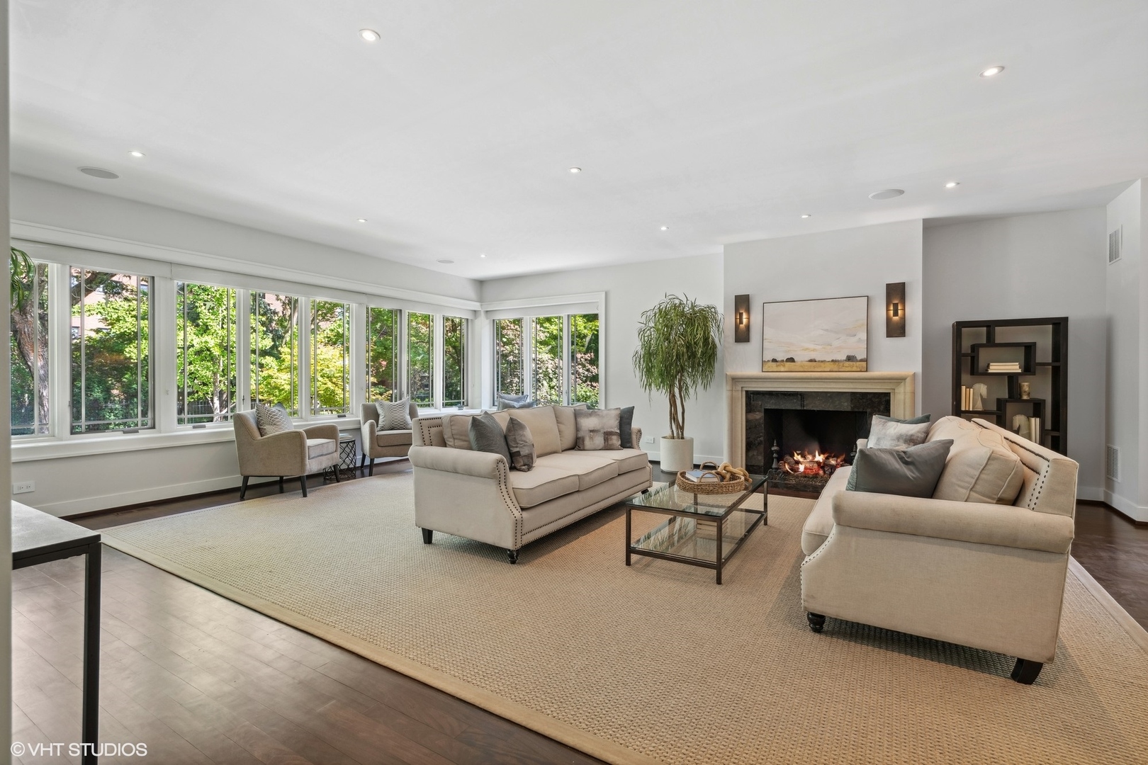 819 W Castlewood Terrace