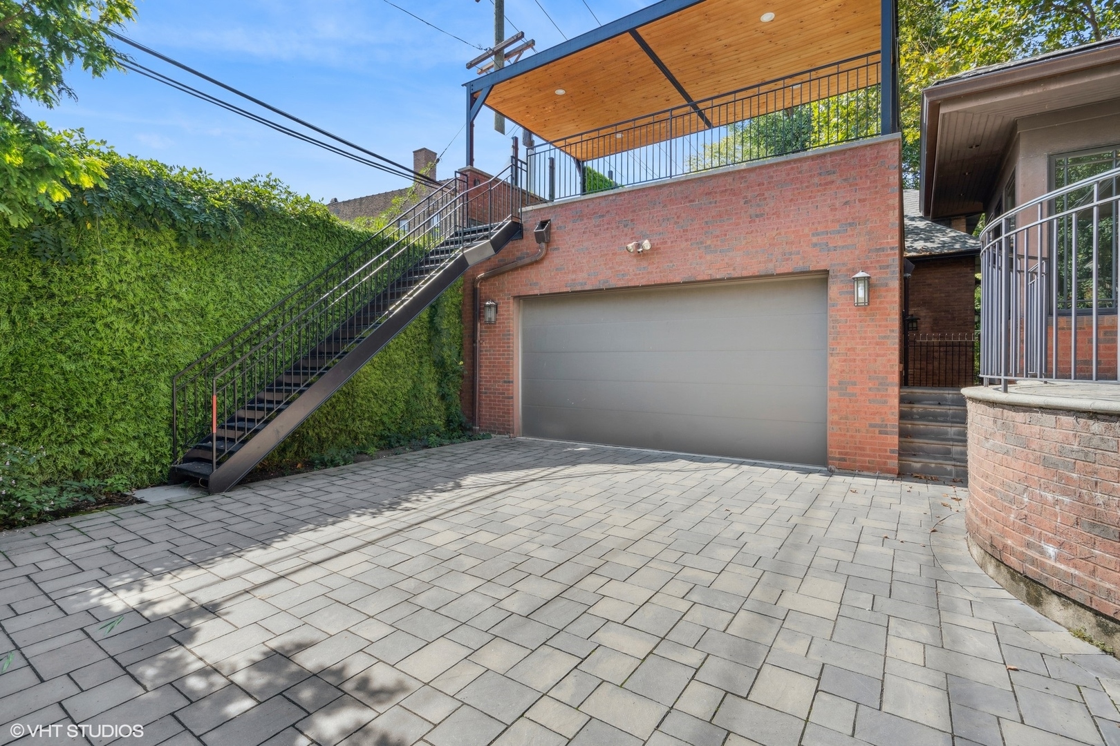 819 W Castlewood Terrace