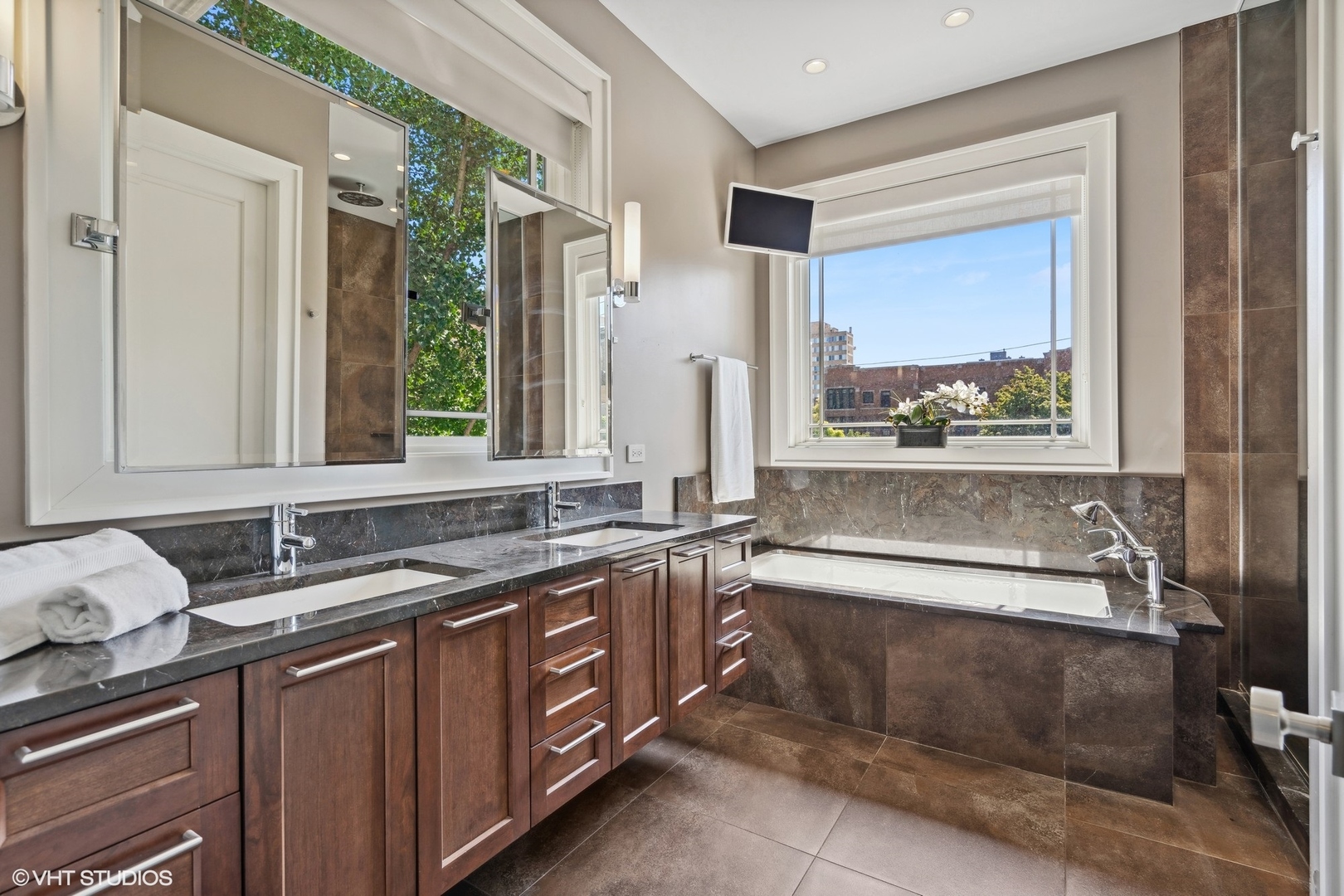 819 W Castlewood Terrace