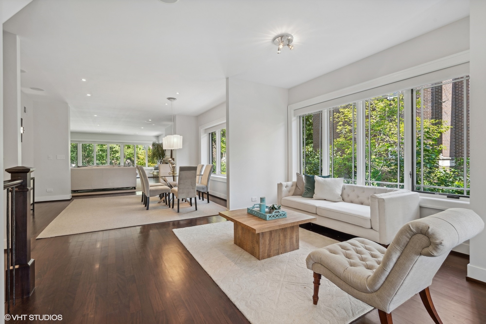 819 W Castlewood Terrace