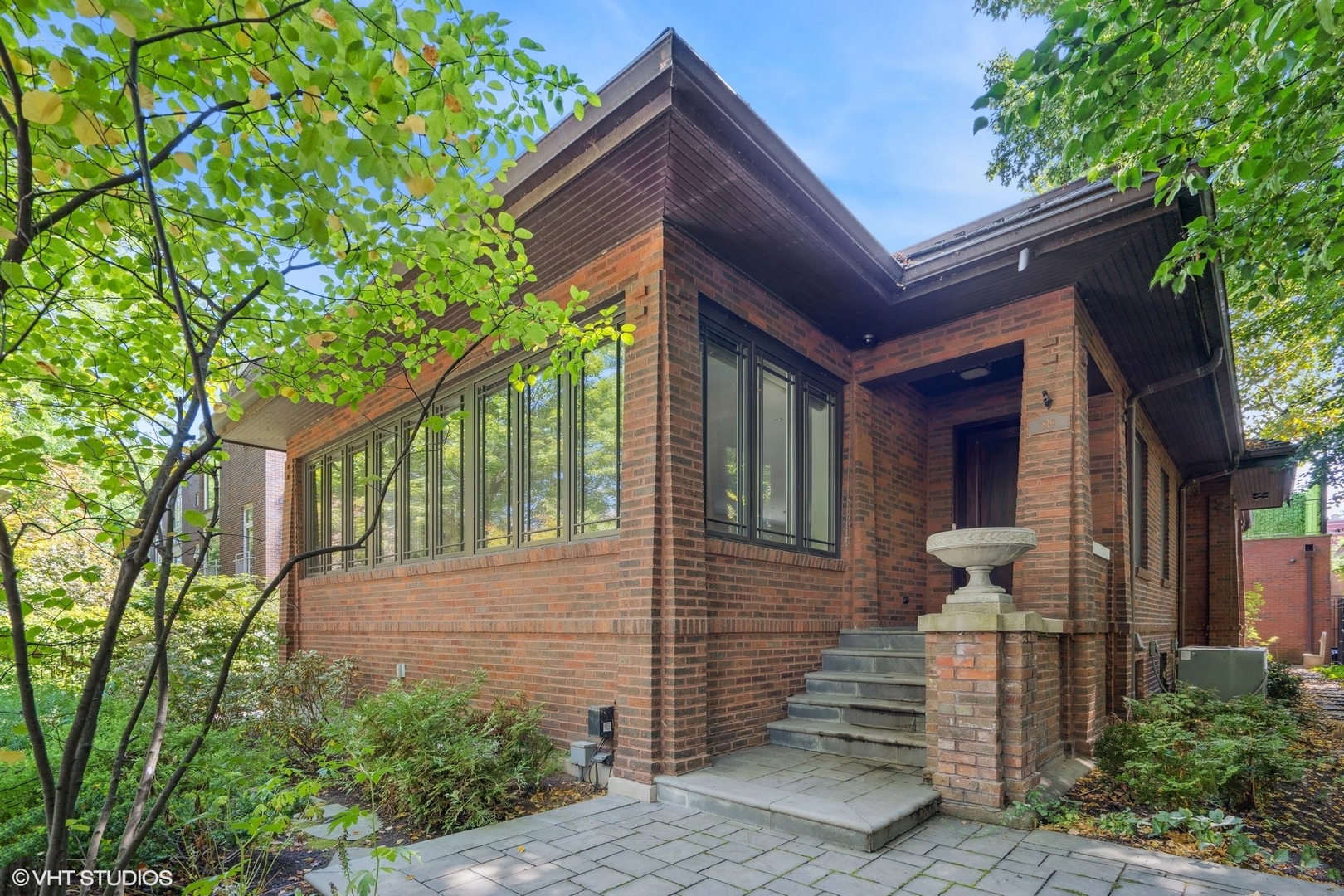 819 W Castlewood Terrace