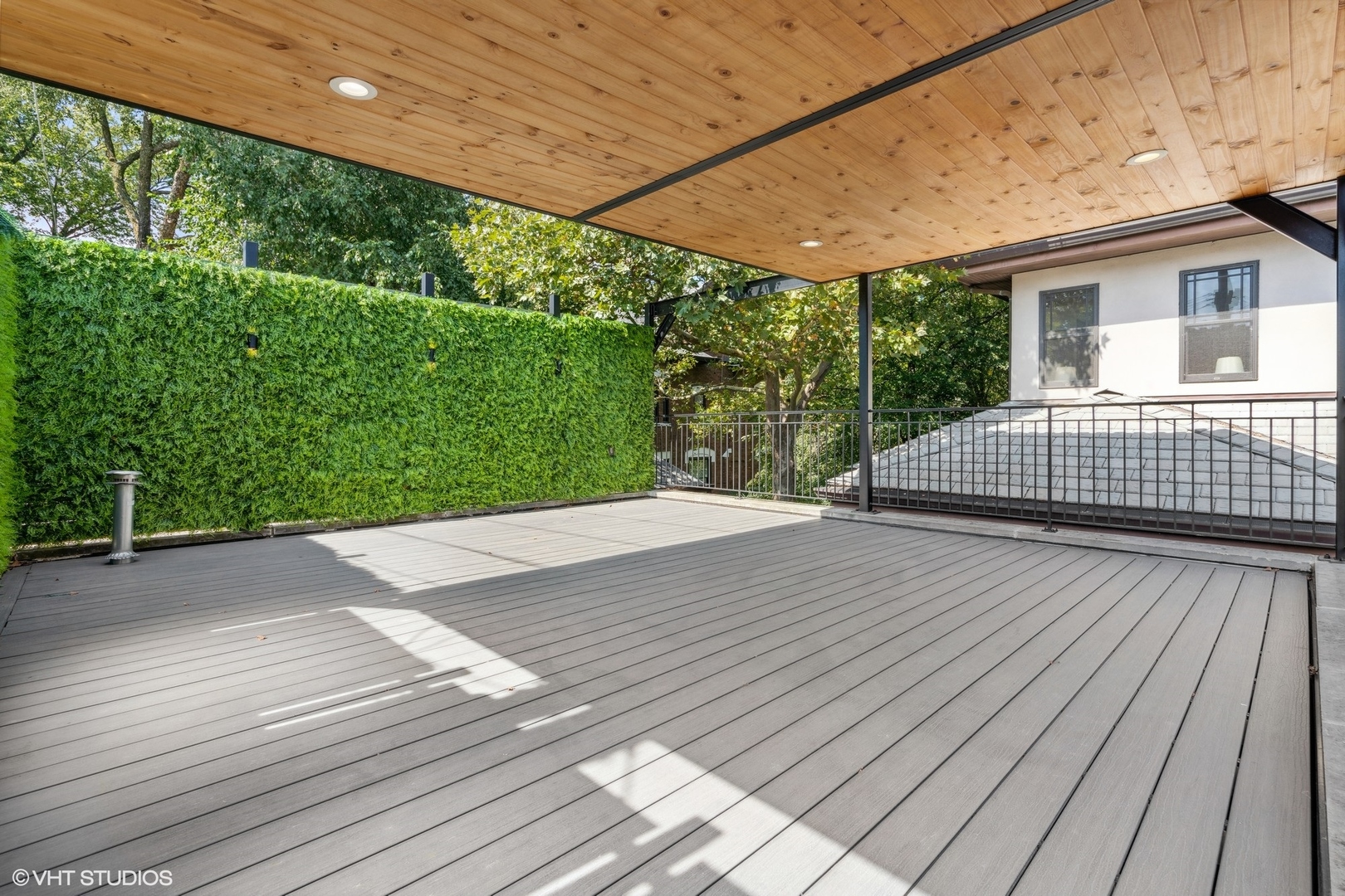 819 W Castlewood Terrace