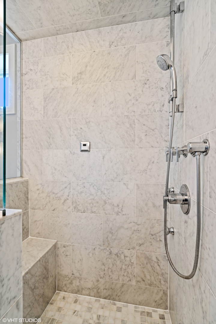 2743 N Lakewood Avenue Unit: 3