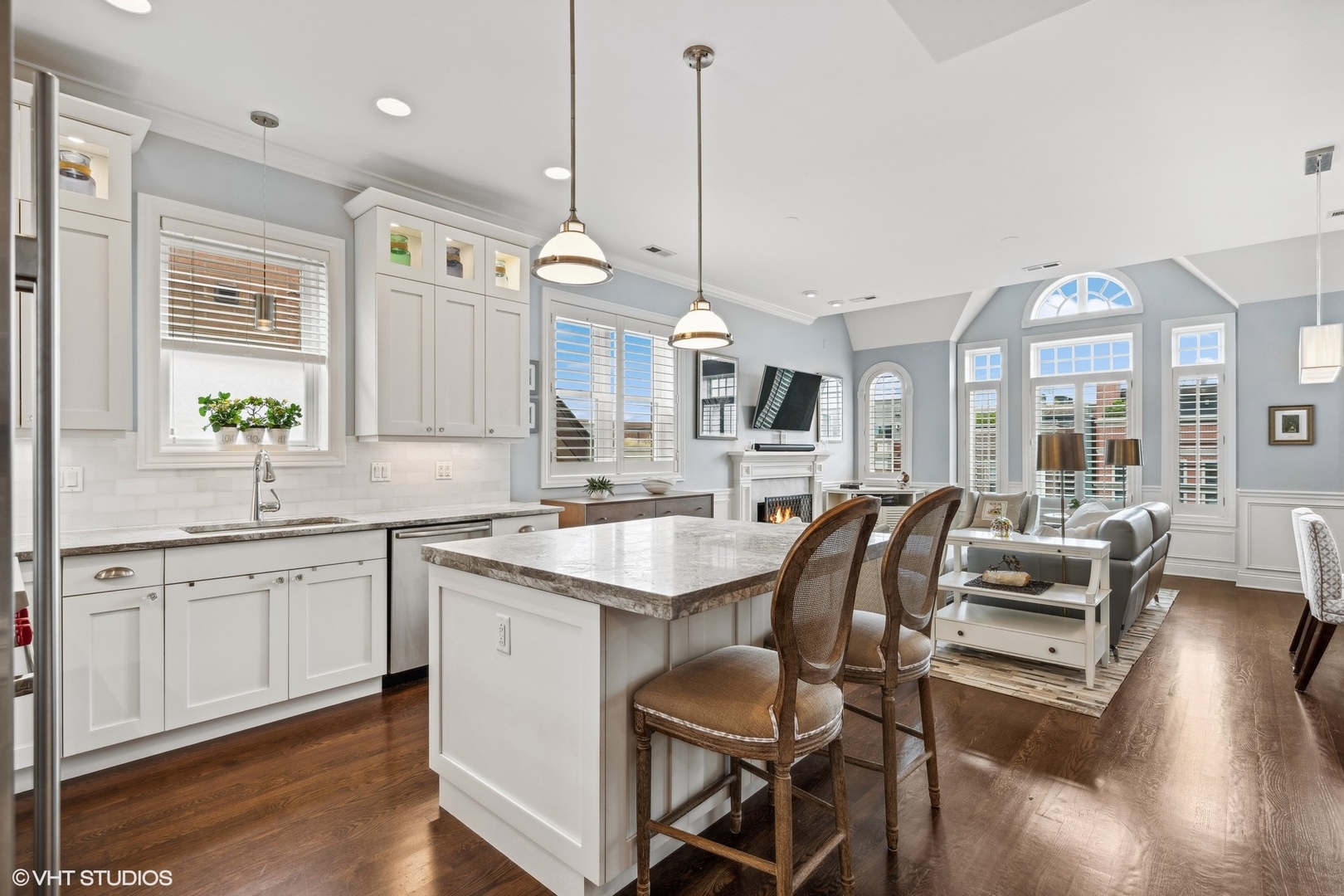 2743 N Lakewood Avenue Unit: 3