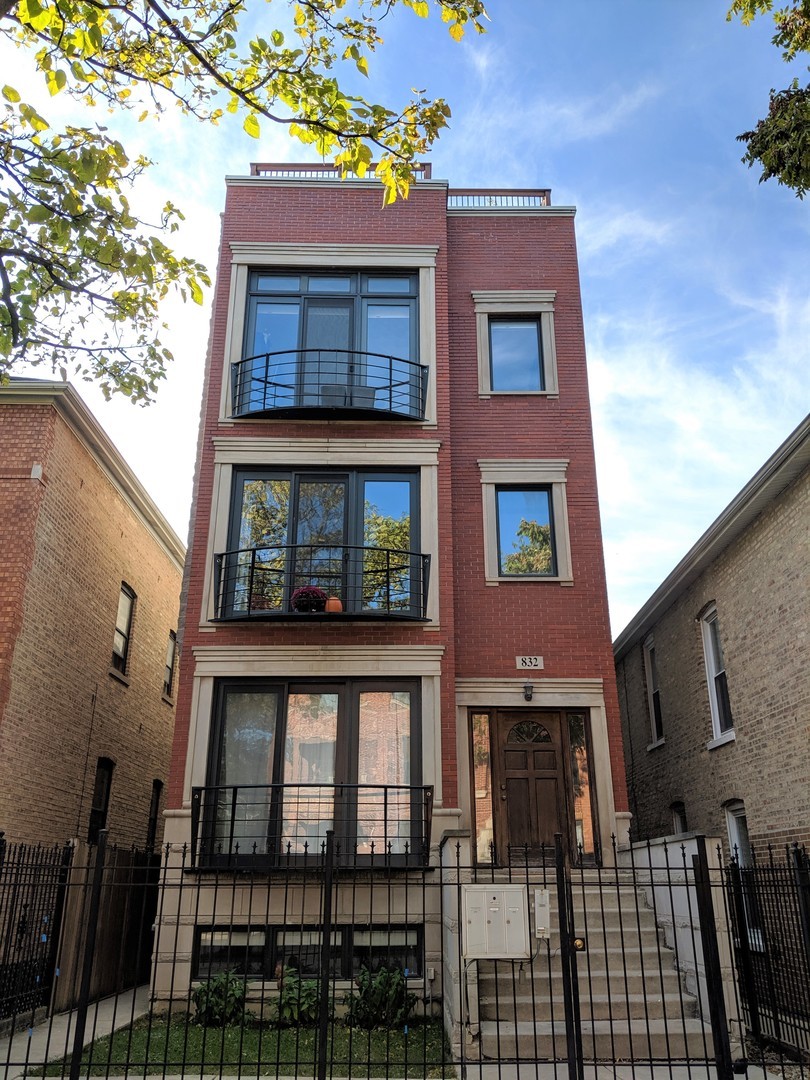 832 N Washtenaw Avenue Unit: 1