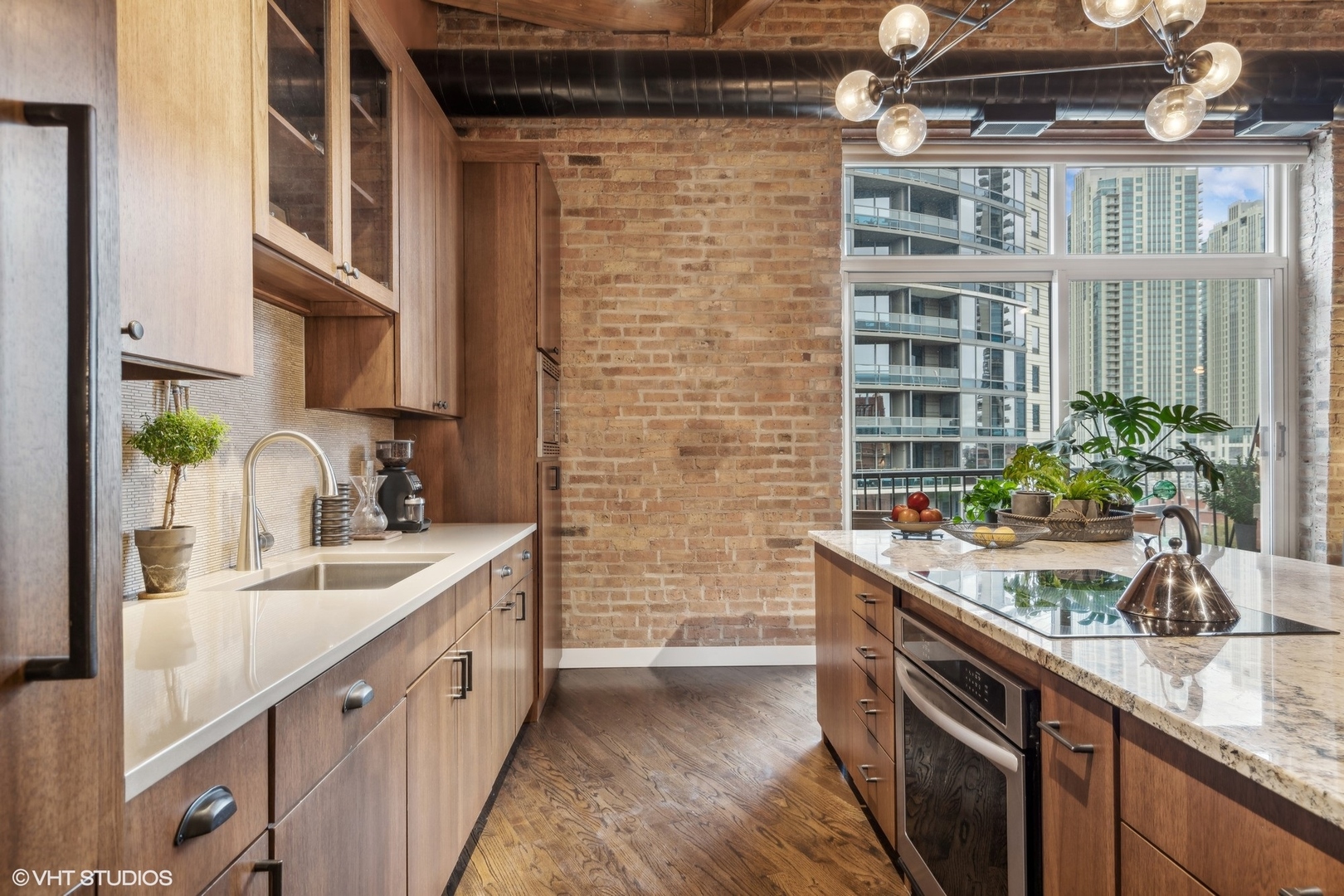 550 N Kingsbury Street Unit: 611