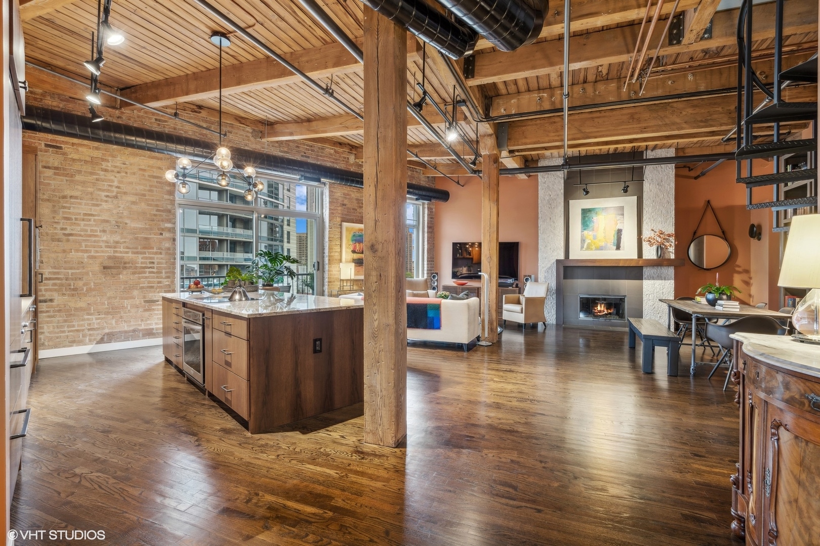 550 N Kingsbury Street Unit: 611