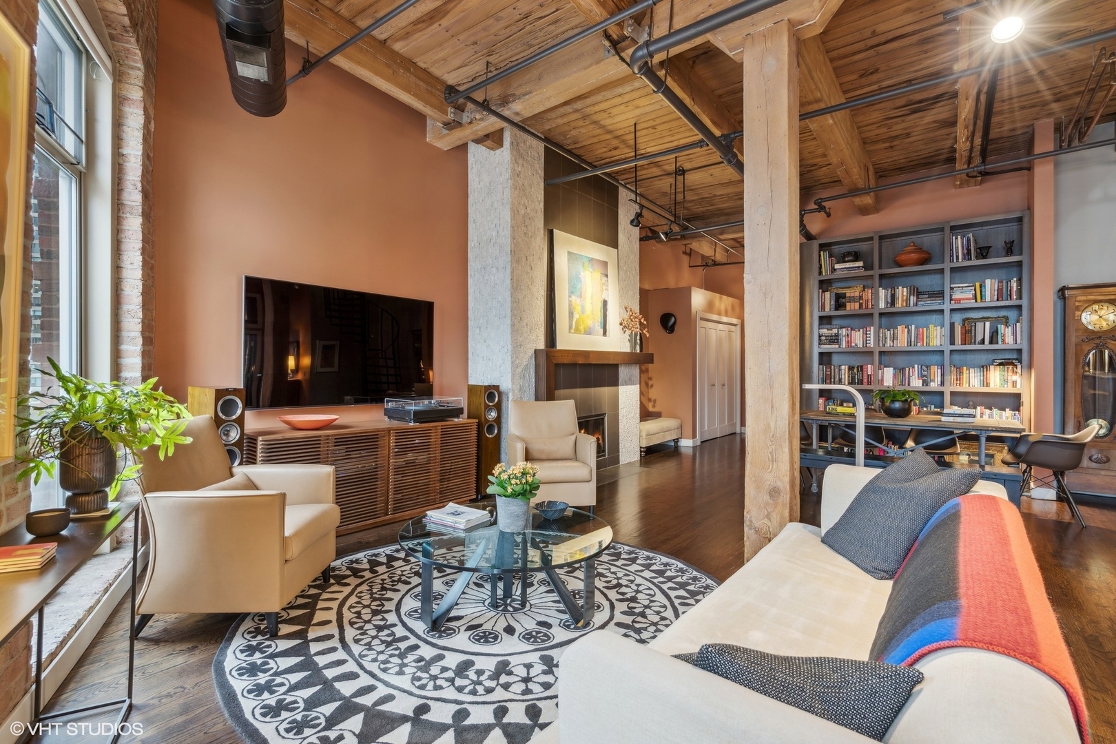 550 N Kingsbury Street Unit: 611