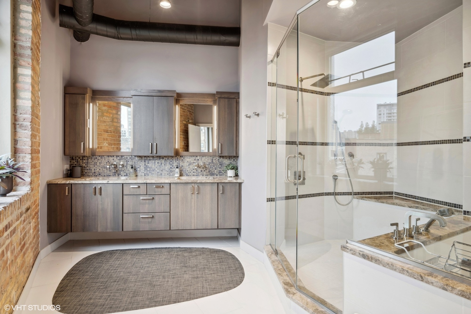 550 N Kingsbury Street Unit: 611