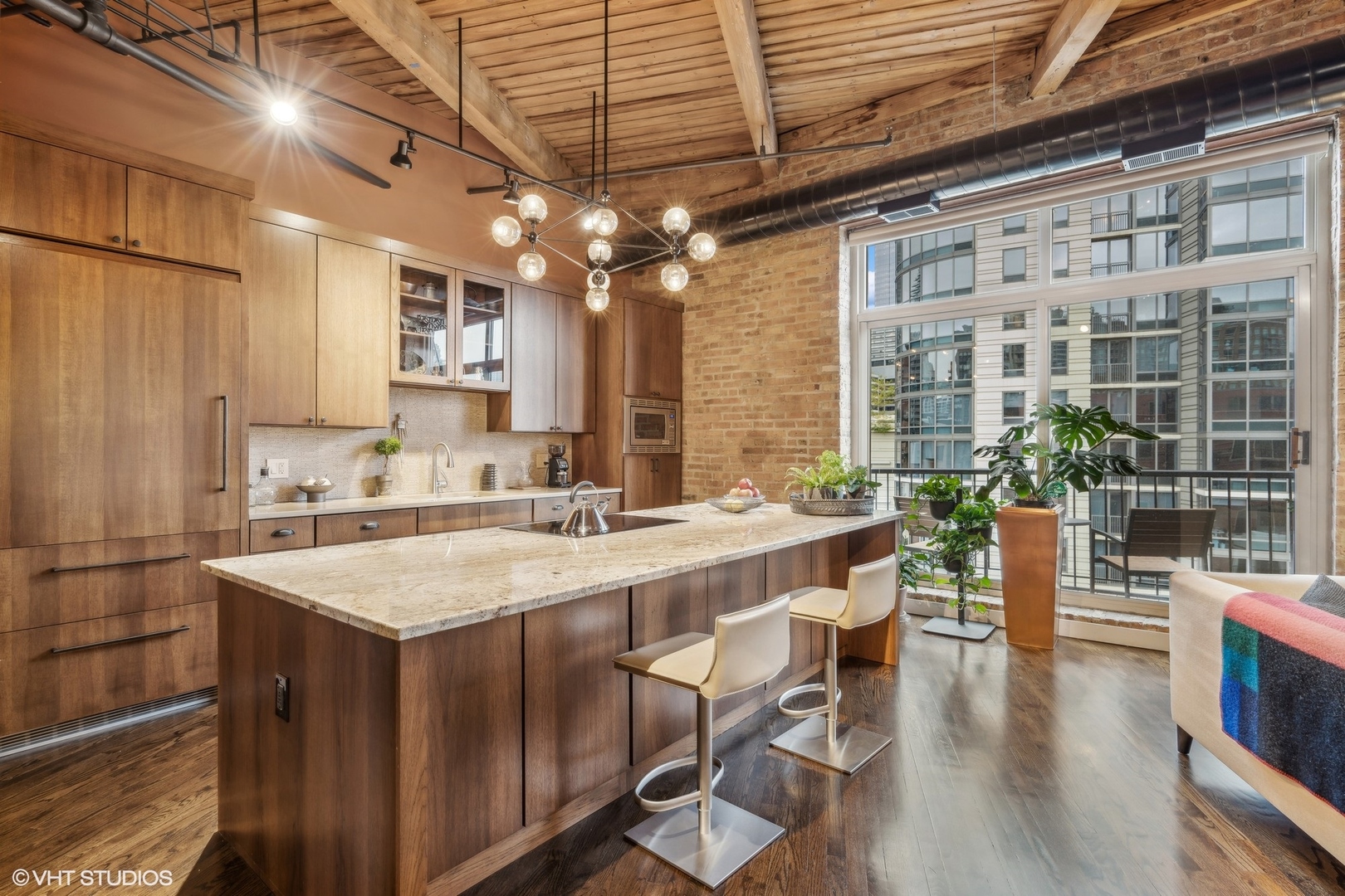 550 N Kingsbury Street Unit: 611