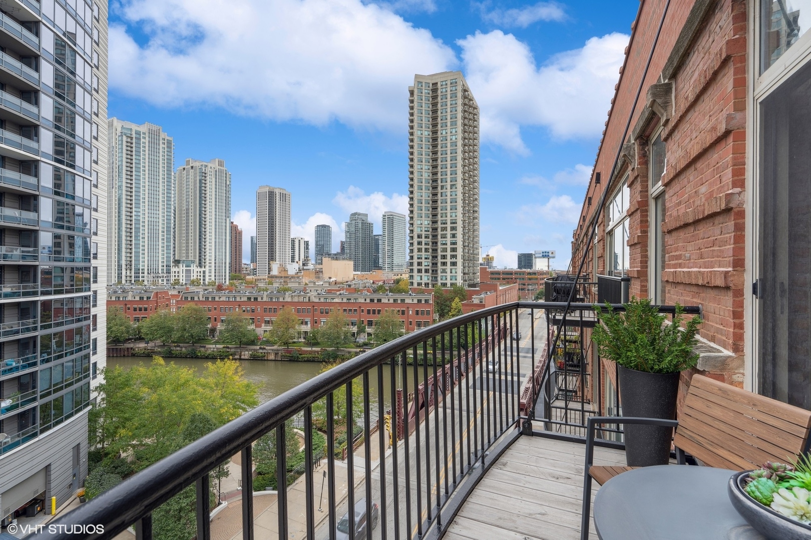 550 N Kingsbury Street Unit: 611