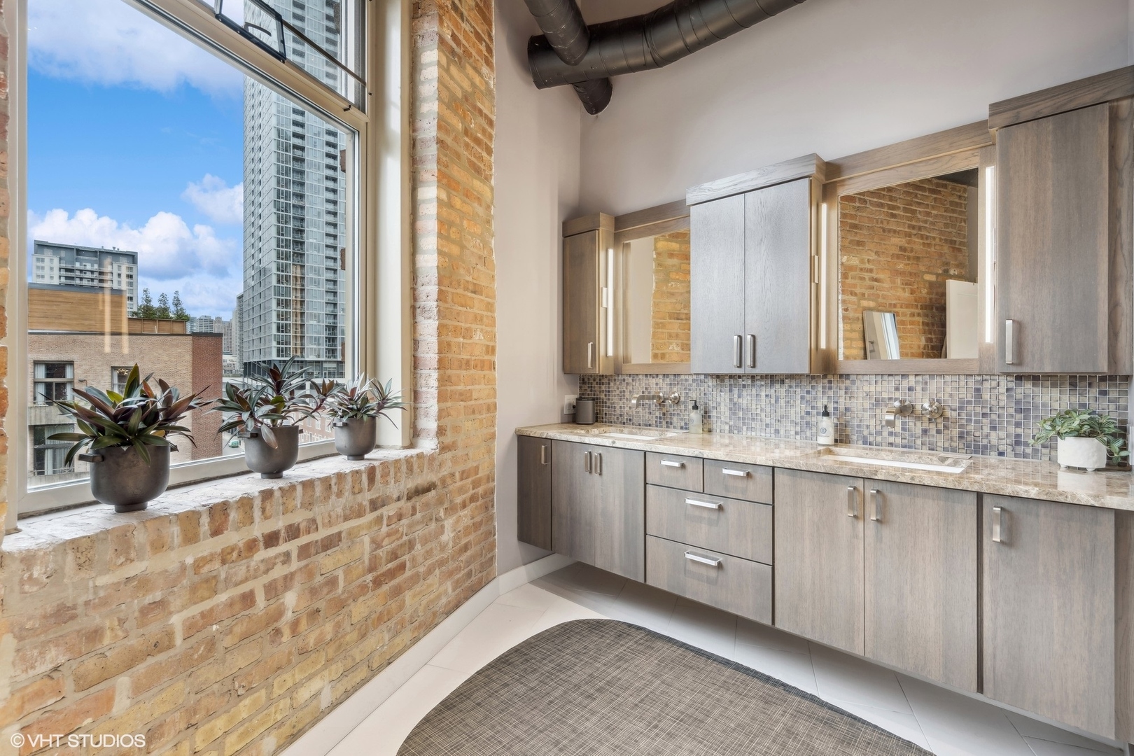 550 N Kingsbury Street Unit: 611