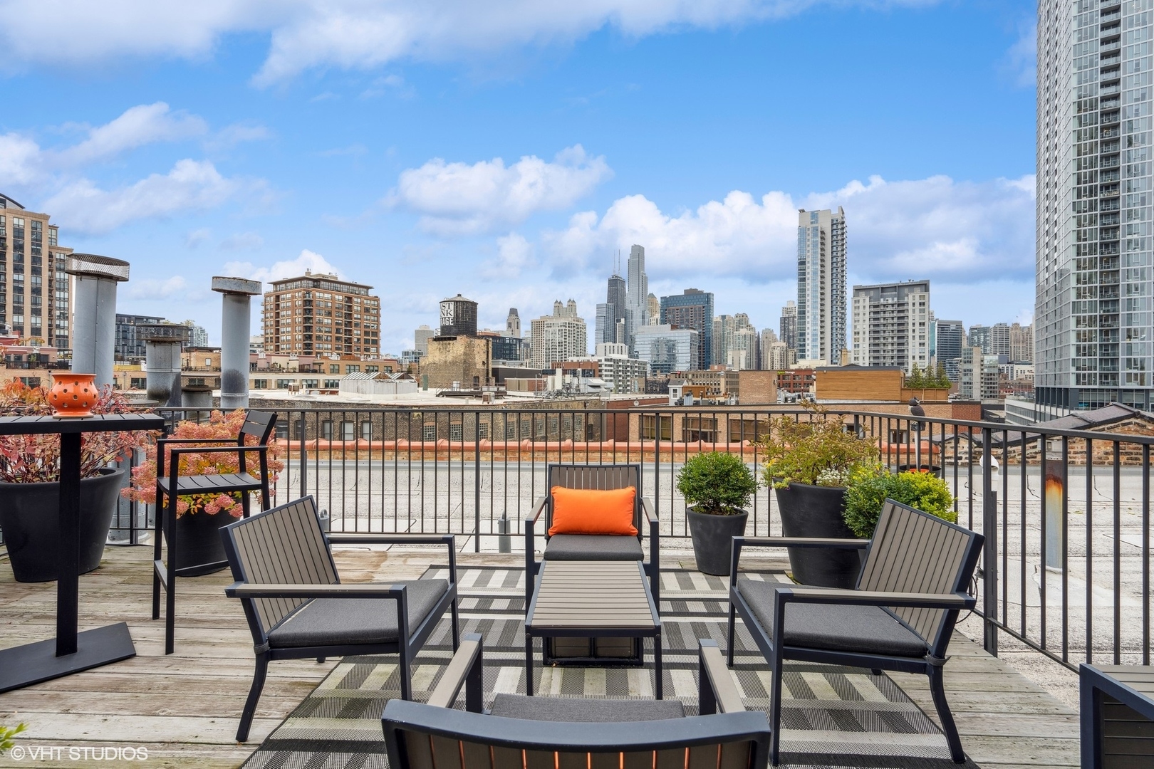 550 N Kingsbury Street Unit: 611