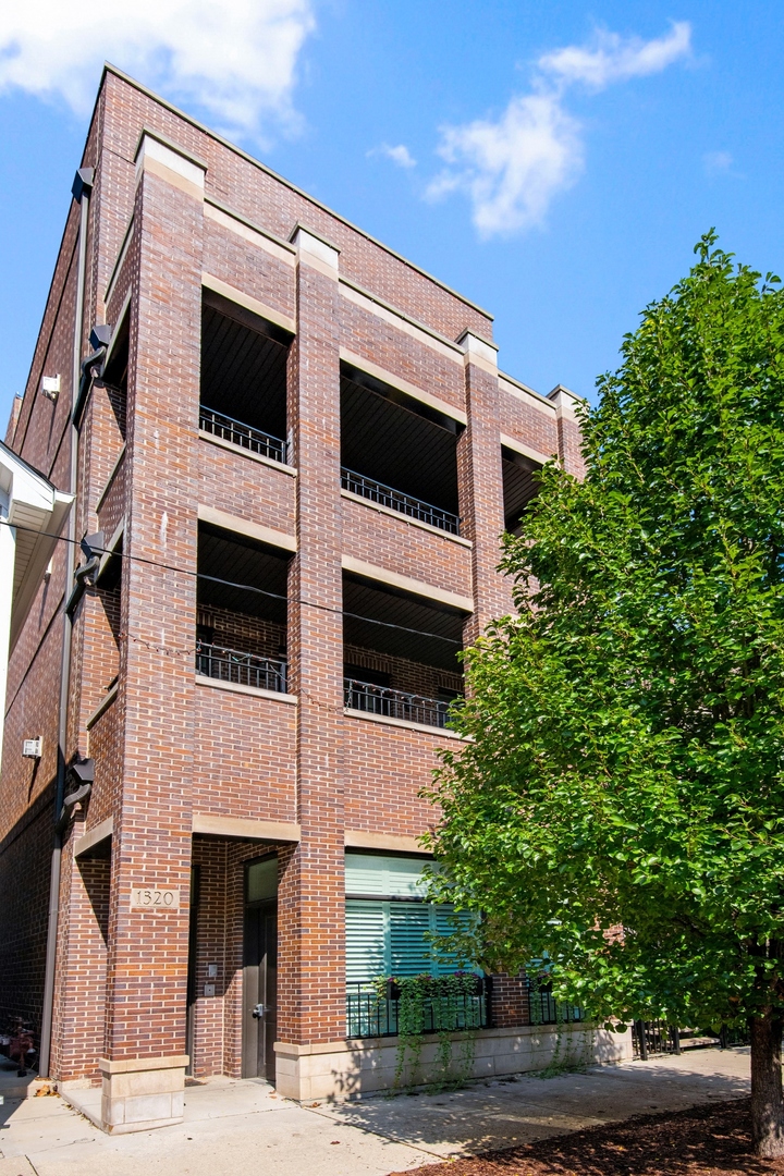 1320 W Wrightwood Avenue Unit: 2