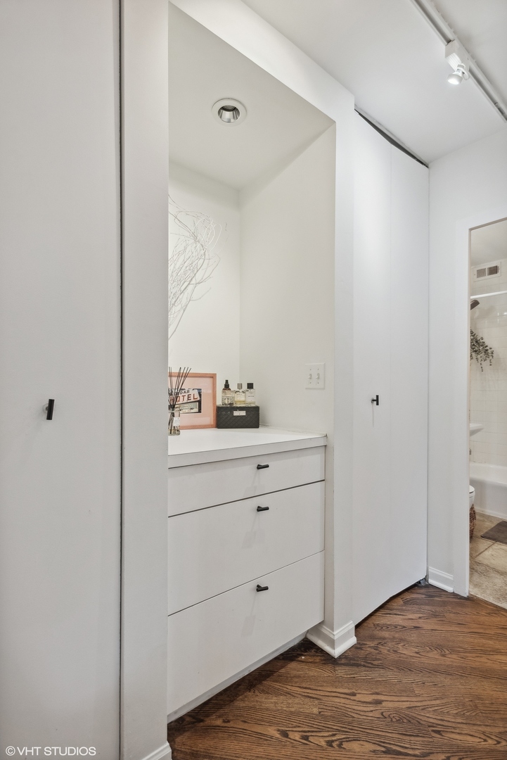 33 E Cedar Street Unit: 4E