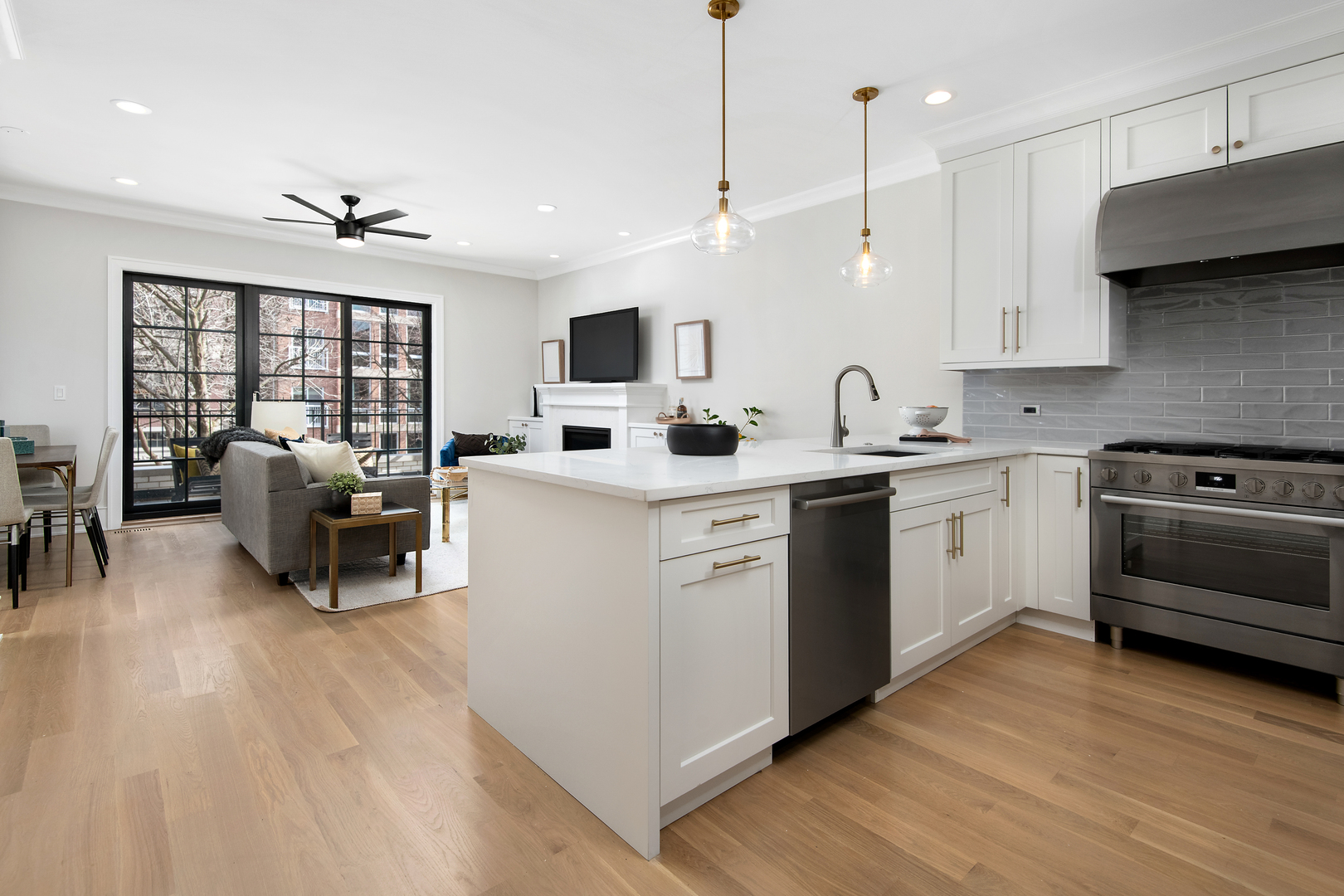 1524 N Mohawk Street Unit: 2