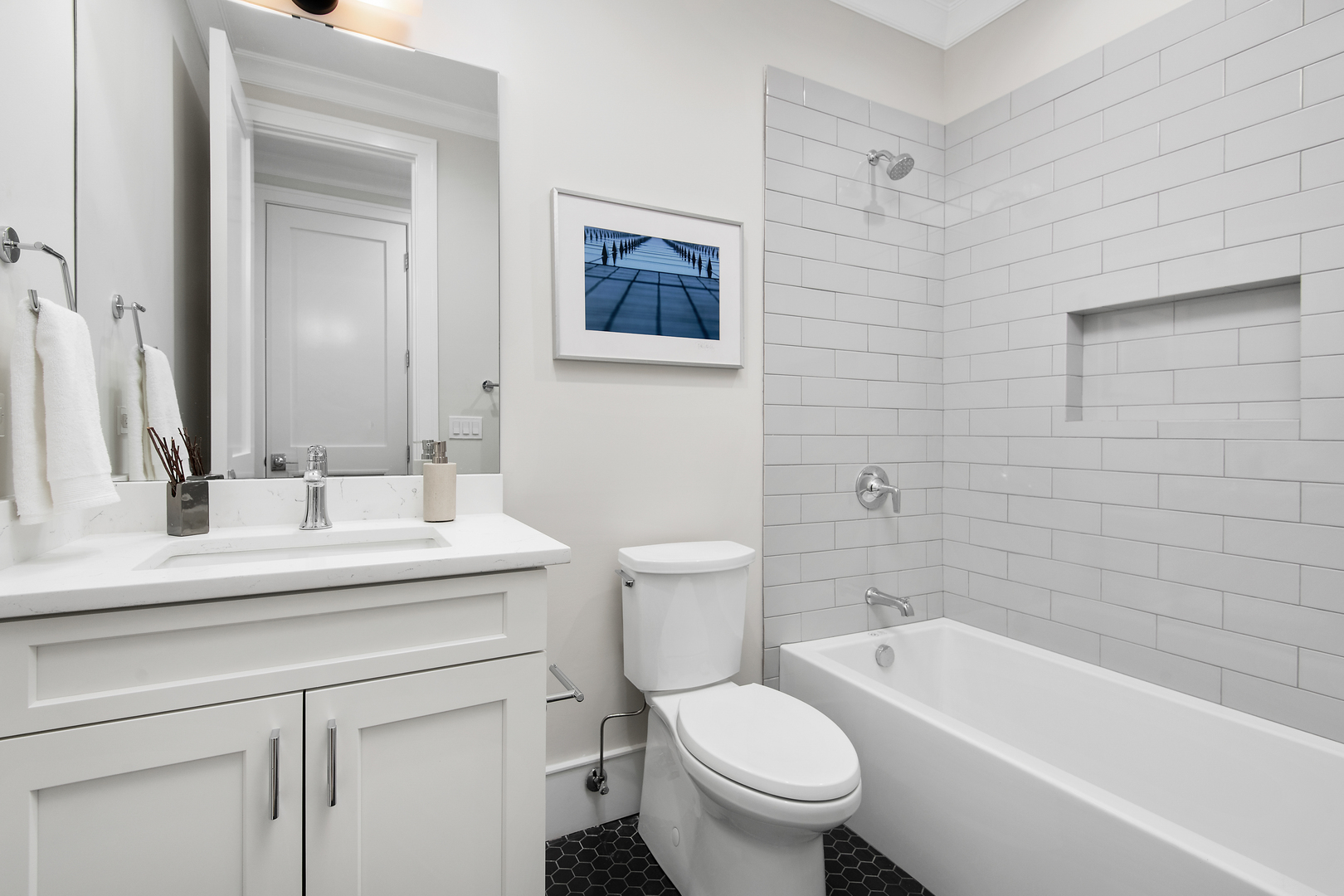 1524 N Mohawk Street Unit: 2