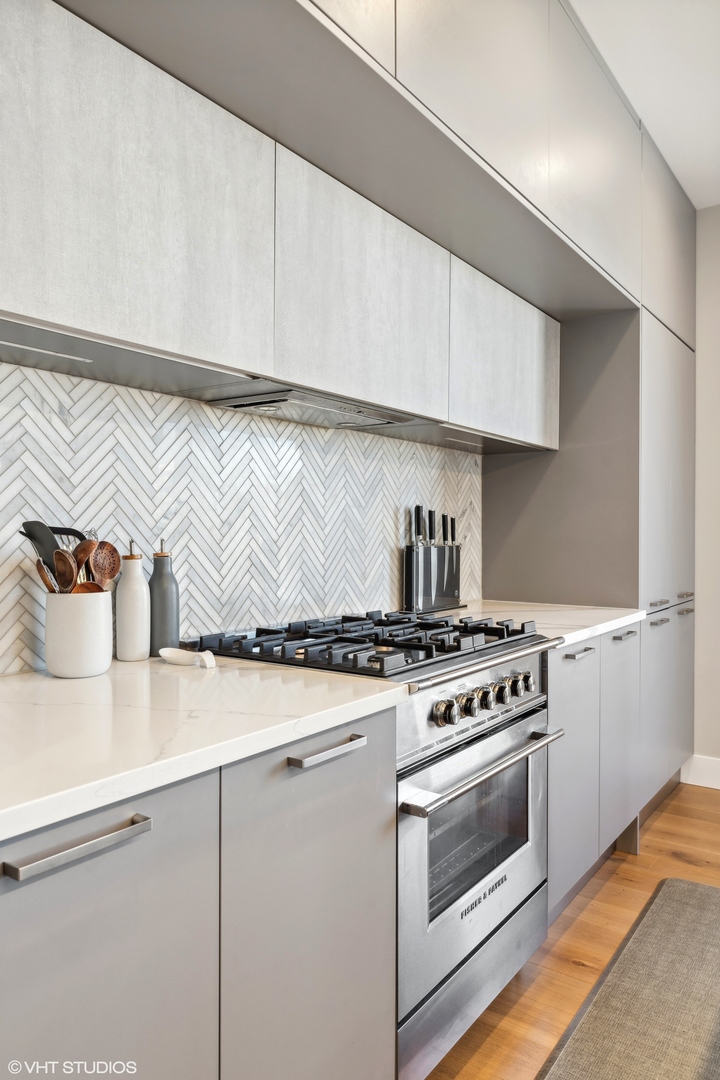 550 N Ogden Avenue Unit: 5N