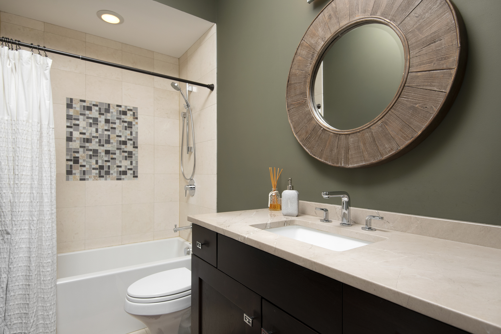 3649 N Paulina Street